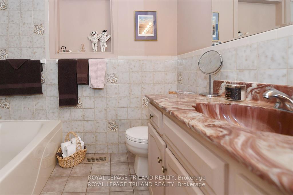 Photo 12 of 5103 Dundas Street, Middlesex Centre, Rural Middlesex Centre — HOMEH