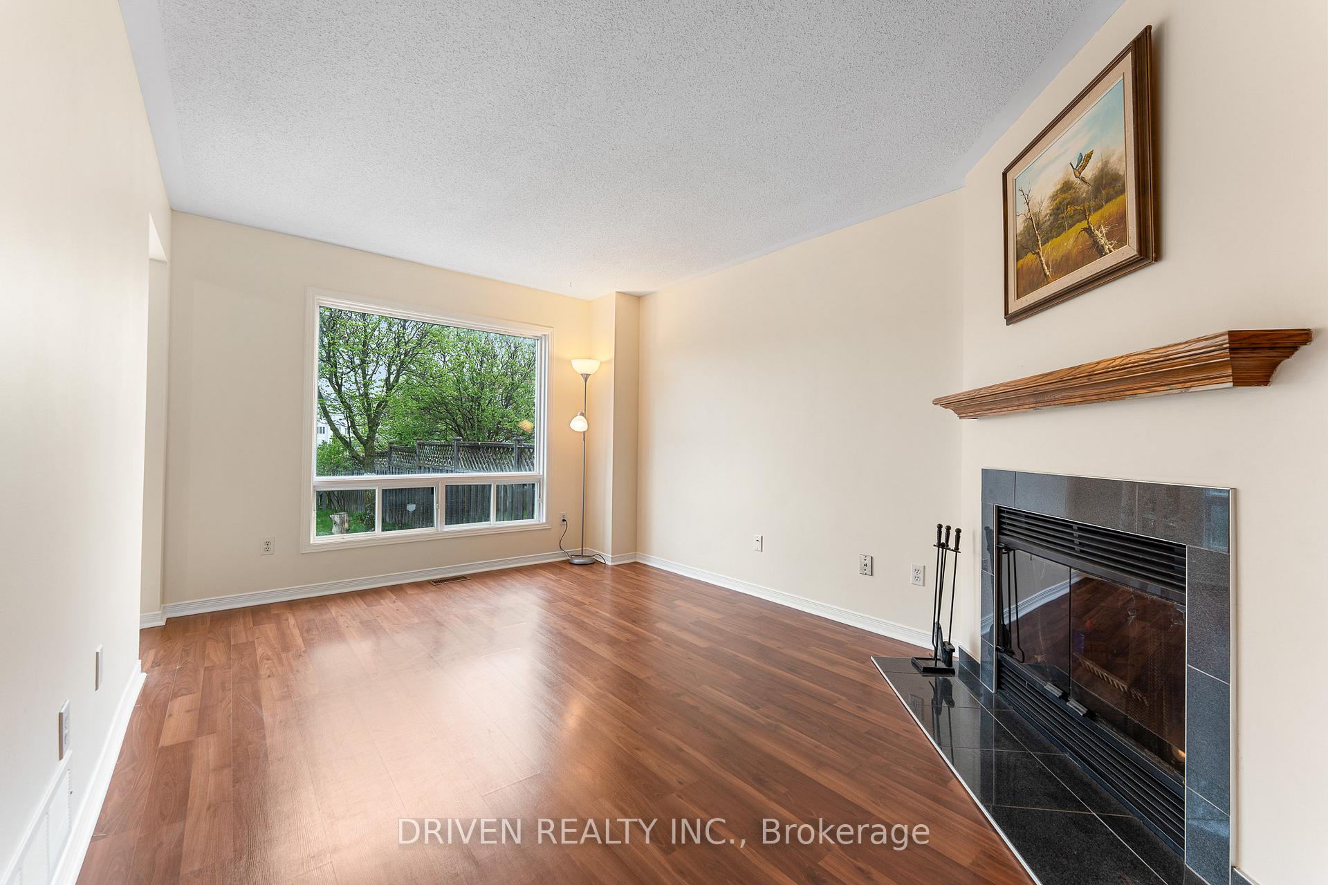 Photo 5 of 10 Piper Crescent, Ottawa, Kanata - Morgan's Grant/South March — HOMEH