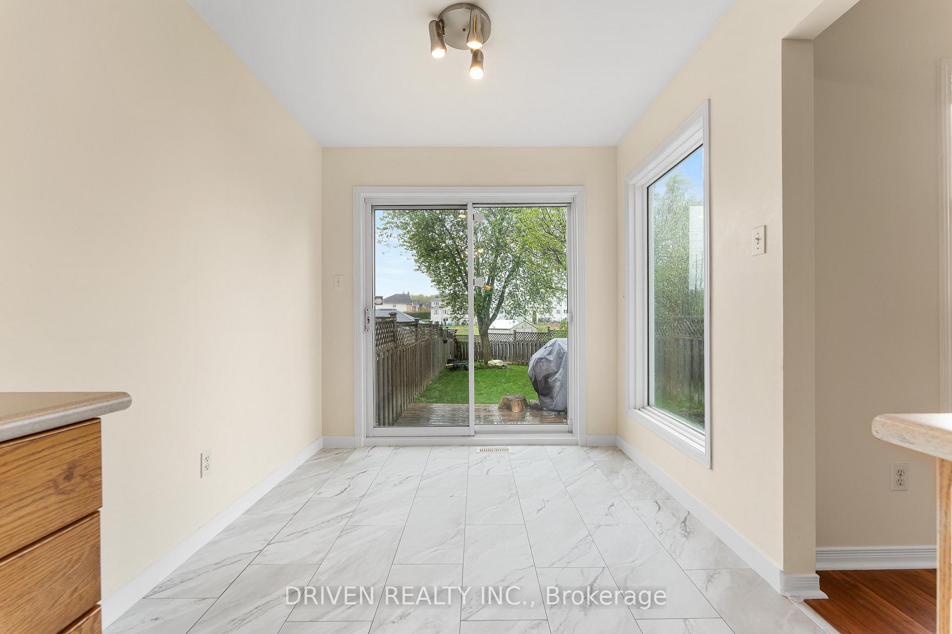Photo 9 of 10 Piper Crescent, Ottawa, Kanata - Morgan's Grant/South March — HOMEH
