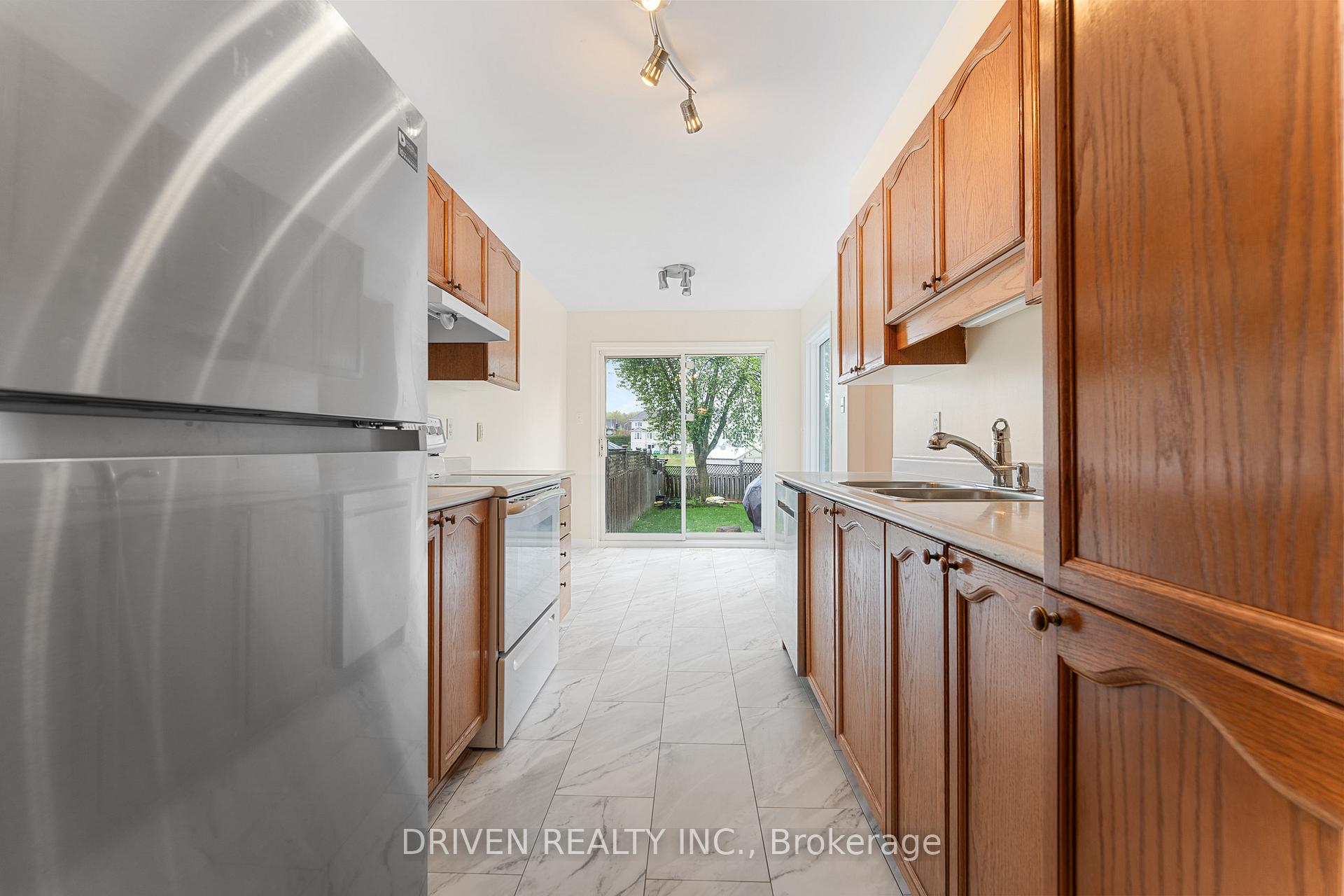 Photo 10 of 10 Piper Crescent, Ottawa, Kanata - Morgan's Grant/South March — HOMEH