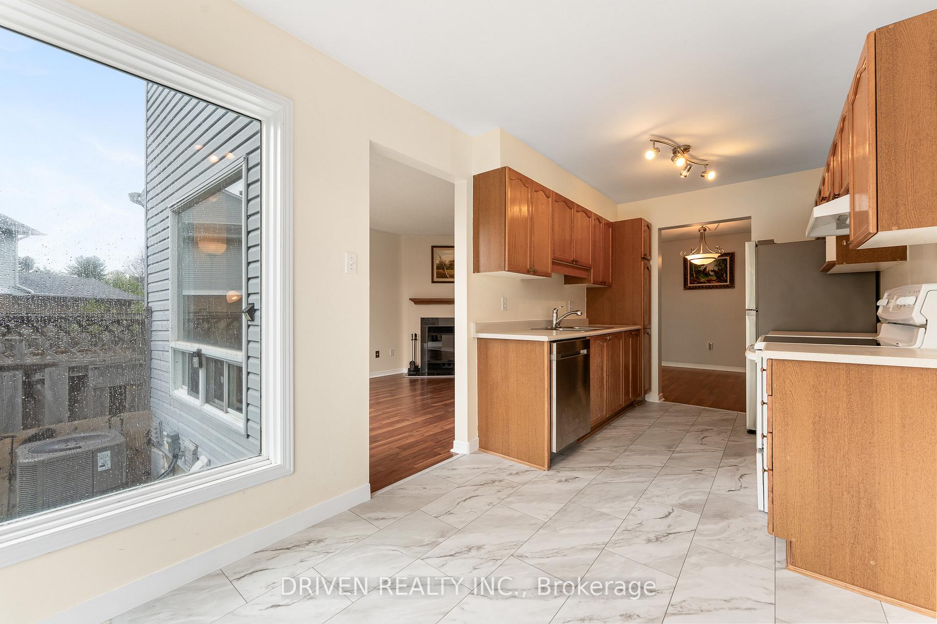Photo 11 of 10 Piper Crescent, Ottawa, Kanata - Morgan's Grant/South March — HOMEH