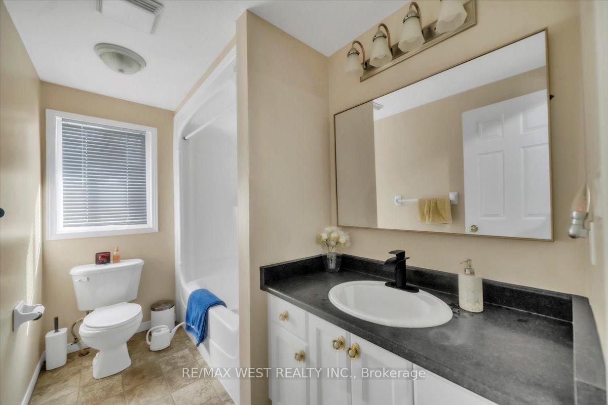 Photo 11 of 55 Dahlia Street, Kitchener — HOMEH