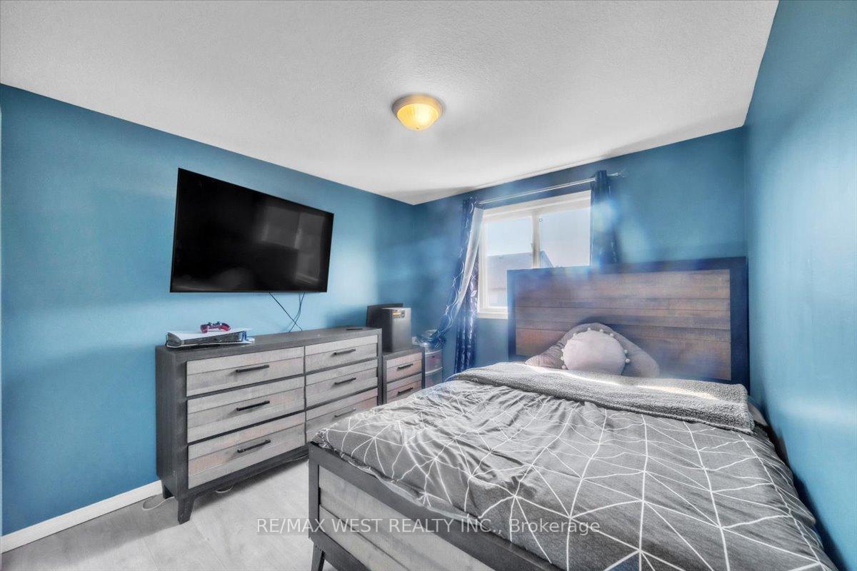 Photo 12 of 55 Dahlia Street, Kitchener — HOMEH