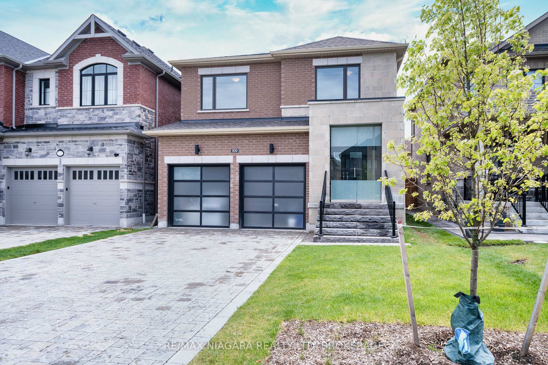 Photo 3 of 109 Jinnah Avenue, Markham, Middlefield — HOMEH