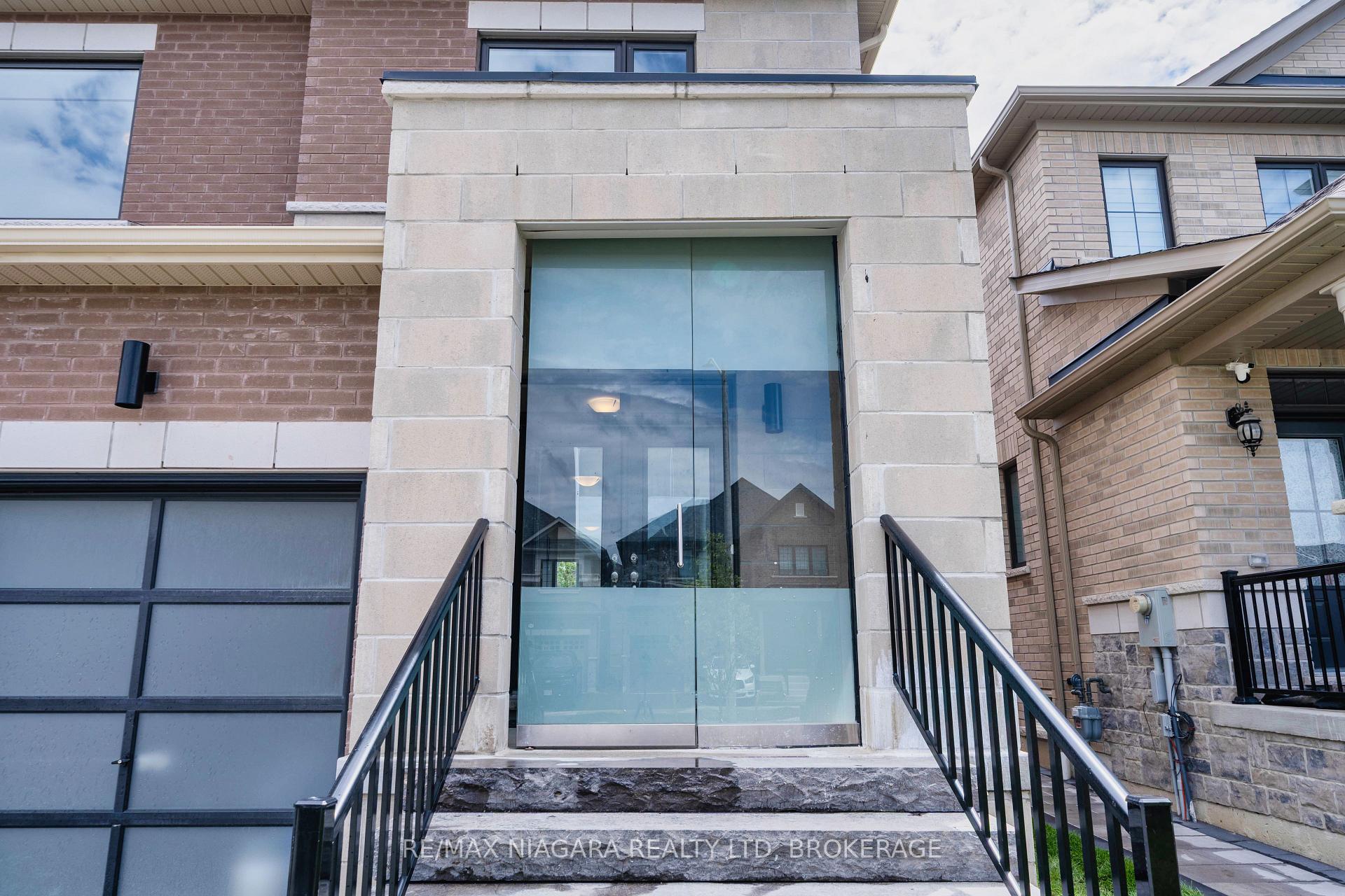 Photo 4 of 109 Jinnah Avenue, Markham, Middlefield — HOMEH