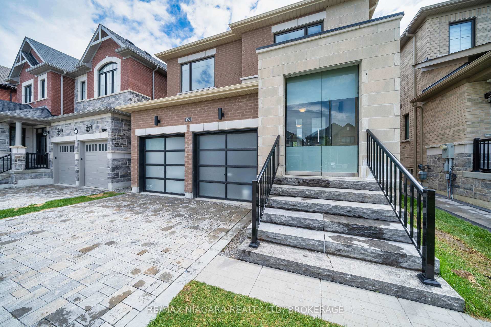 Photo 5 of 109 Jinnah Avenue, Markham, Middlefield — HOMEH