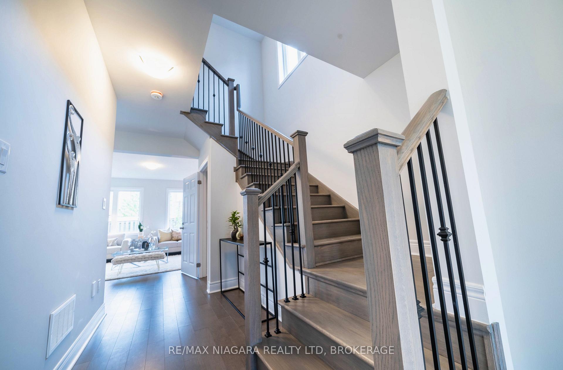 Photo 8 of 109 Jinnah Avenue, Markham, Middlefield — HOMEH
