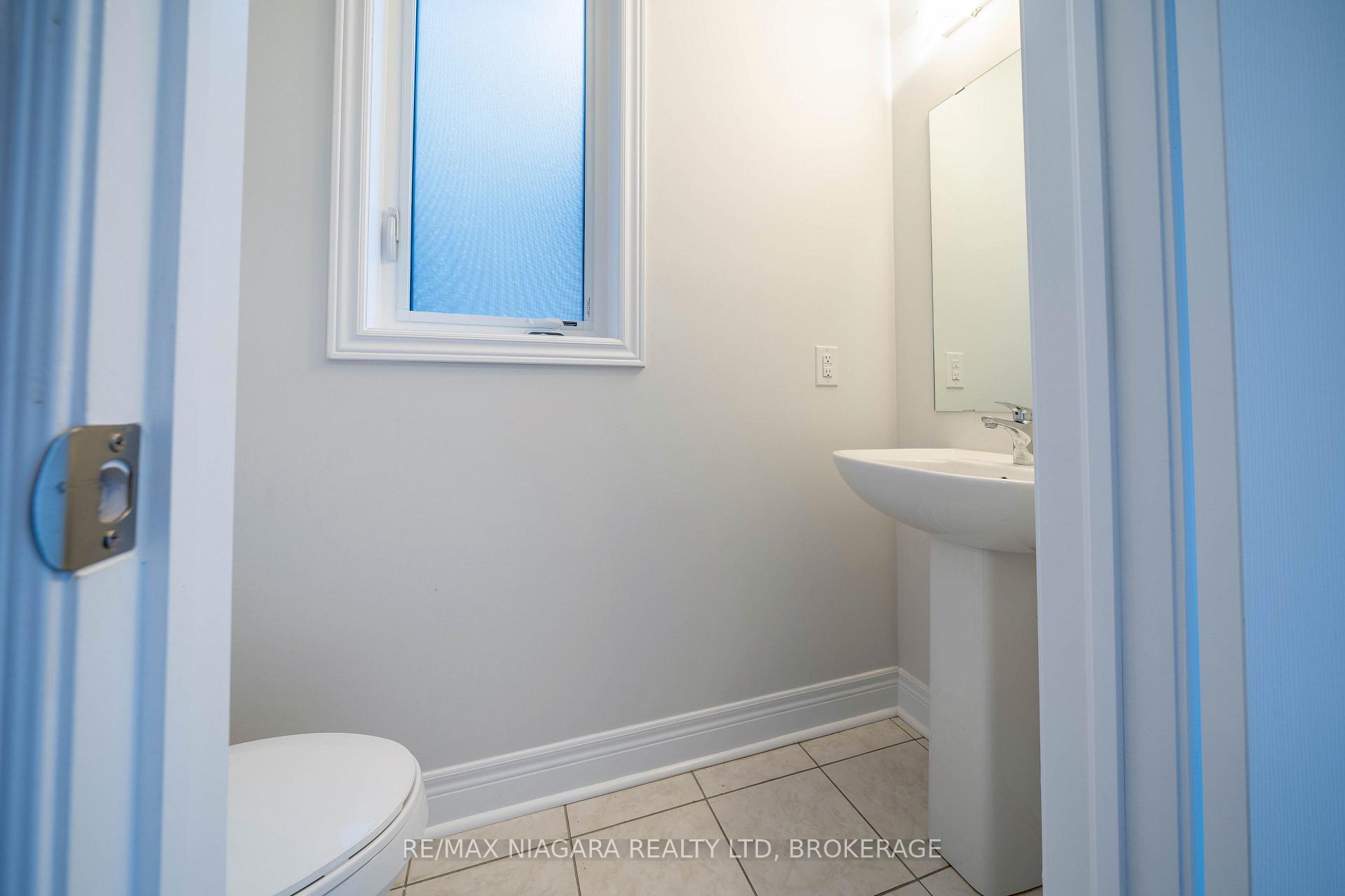 Photo 9 of 109 Jinnah Avenue, Markham, Middlefield — HOMEH