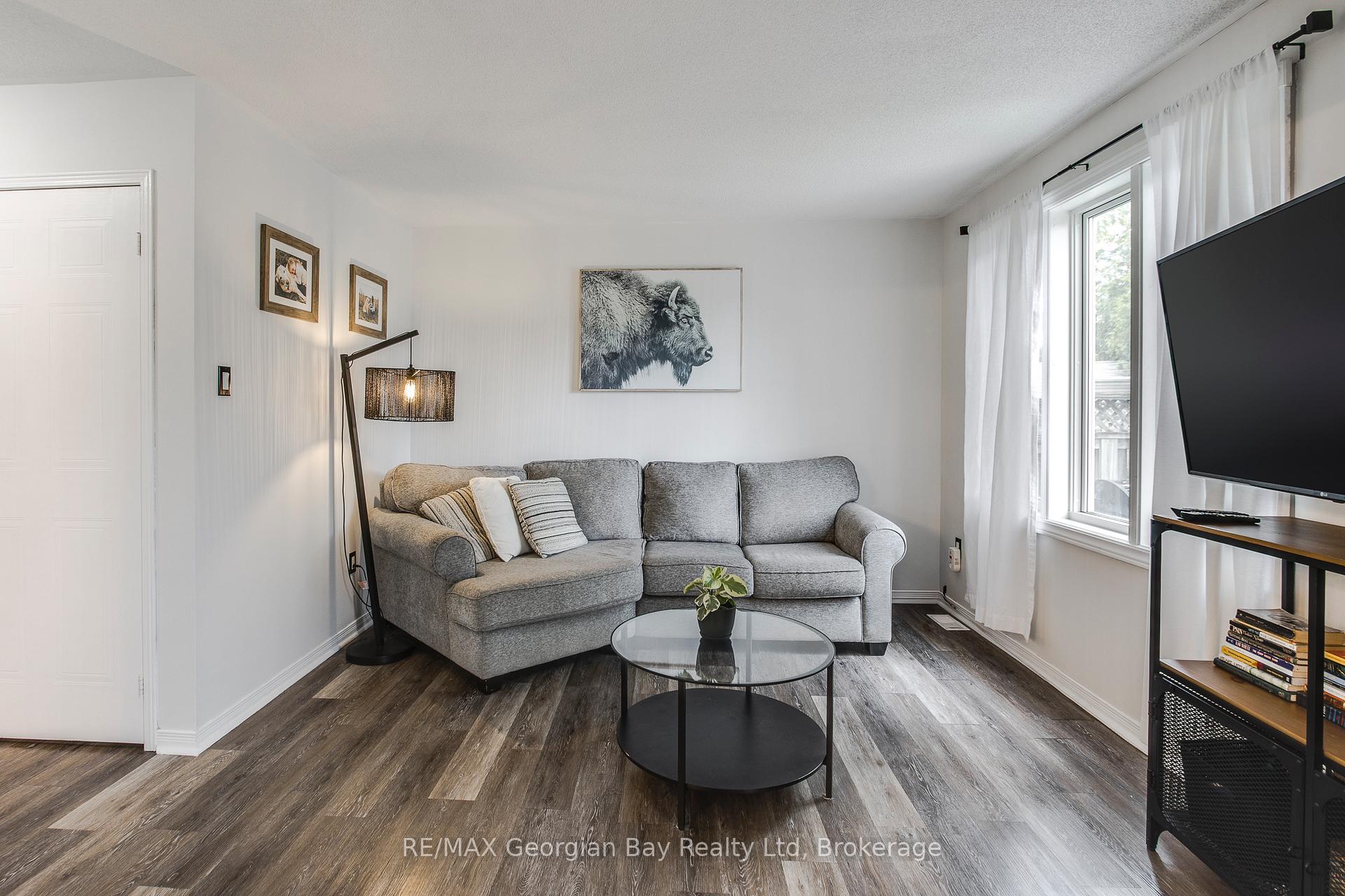 Photo 11 of 319 Ellen Street, Midland — HOMEH