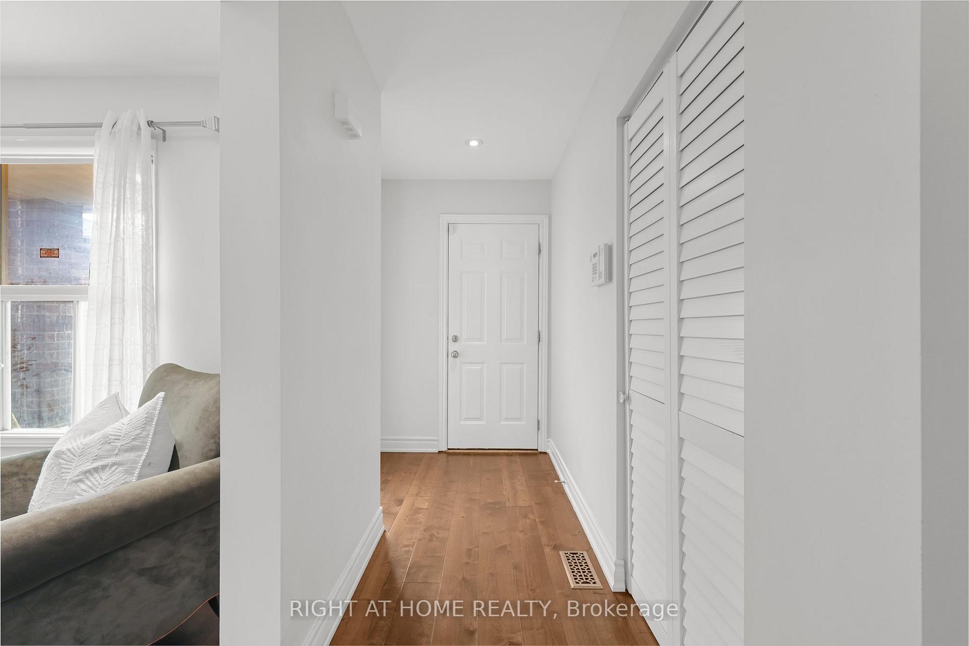 Photo 3 of 21 Spragg Circle, Markham, Markham Village — HOMEH