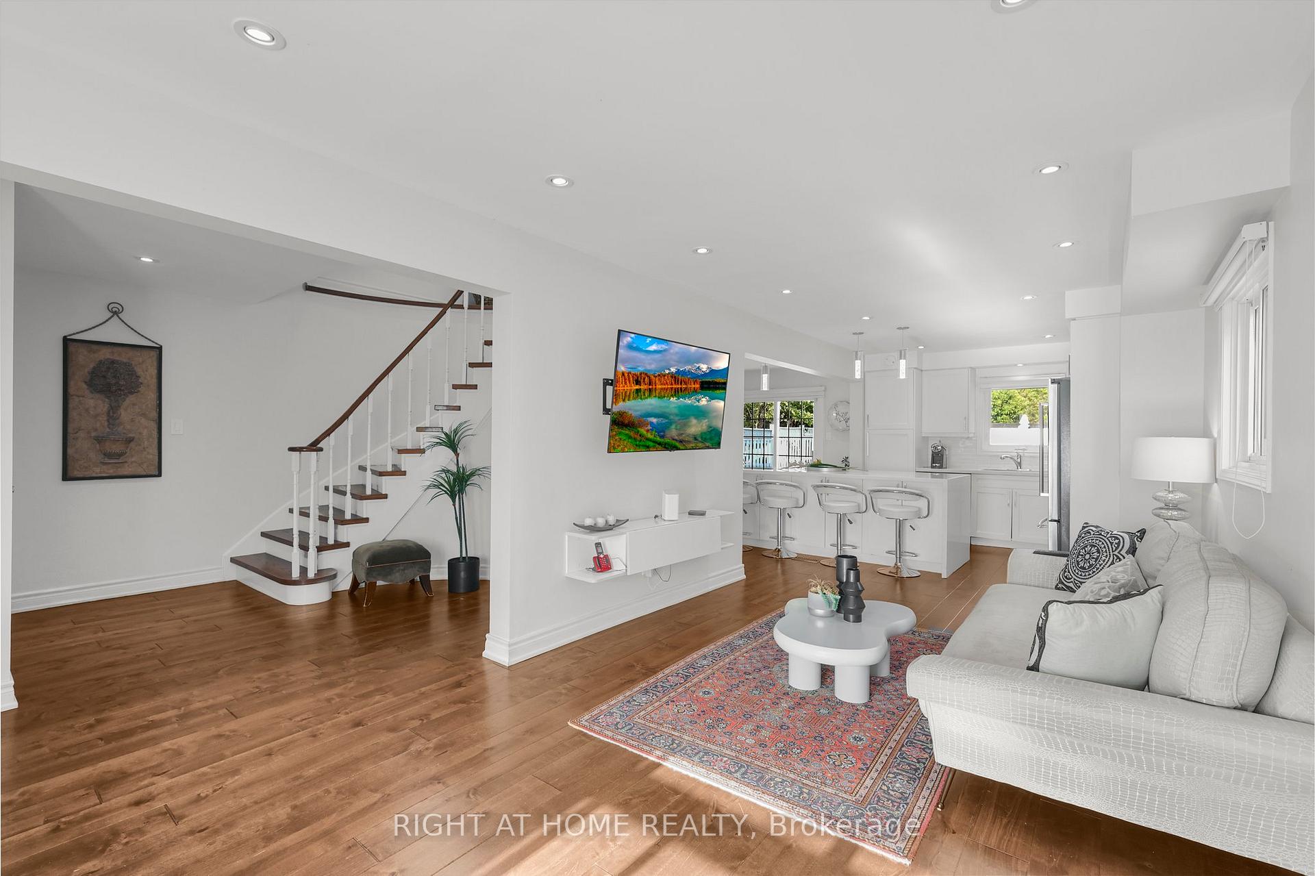 Photo 4 of 21 Spragg Circle, Markham, Markham Village — HOMEH
