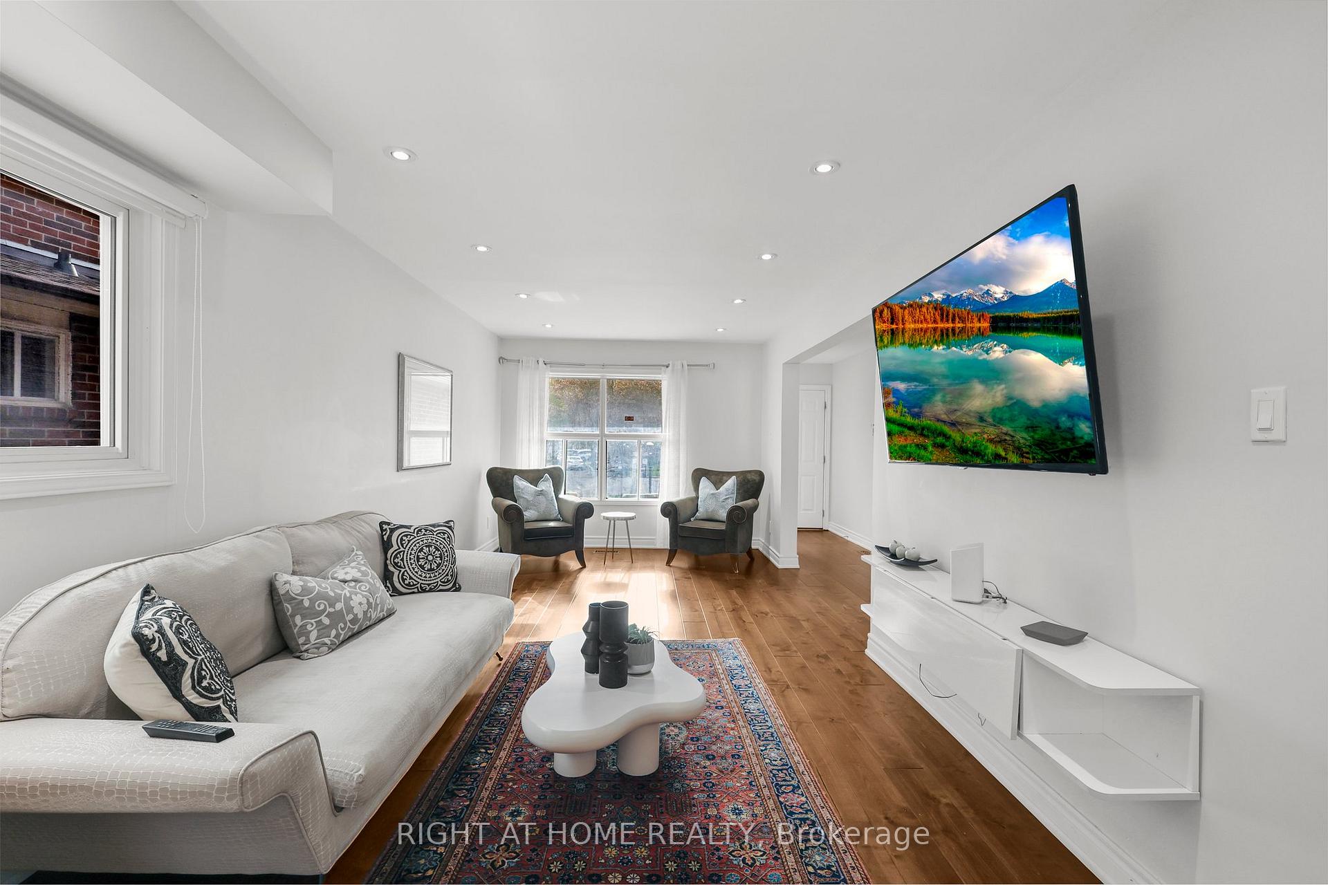 Photo 5 of 21 Spragg Circle, Markham, Markham Village — HOMEH