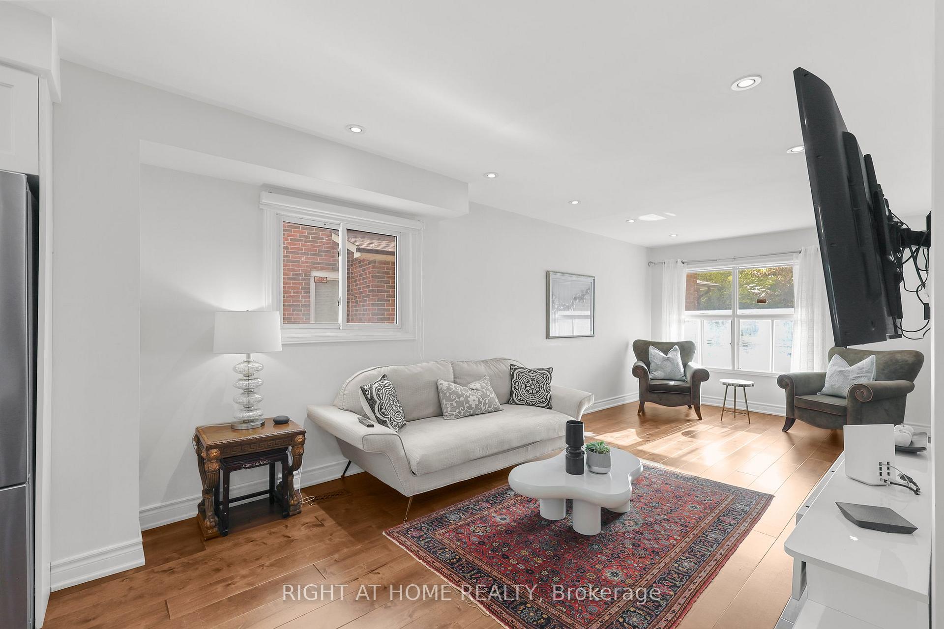 Photo 7 of 21 Spragg Circle, Markham, Markham Village — HOMEH
