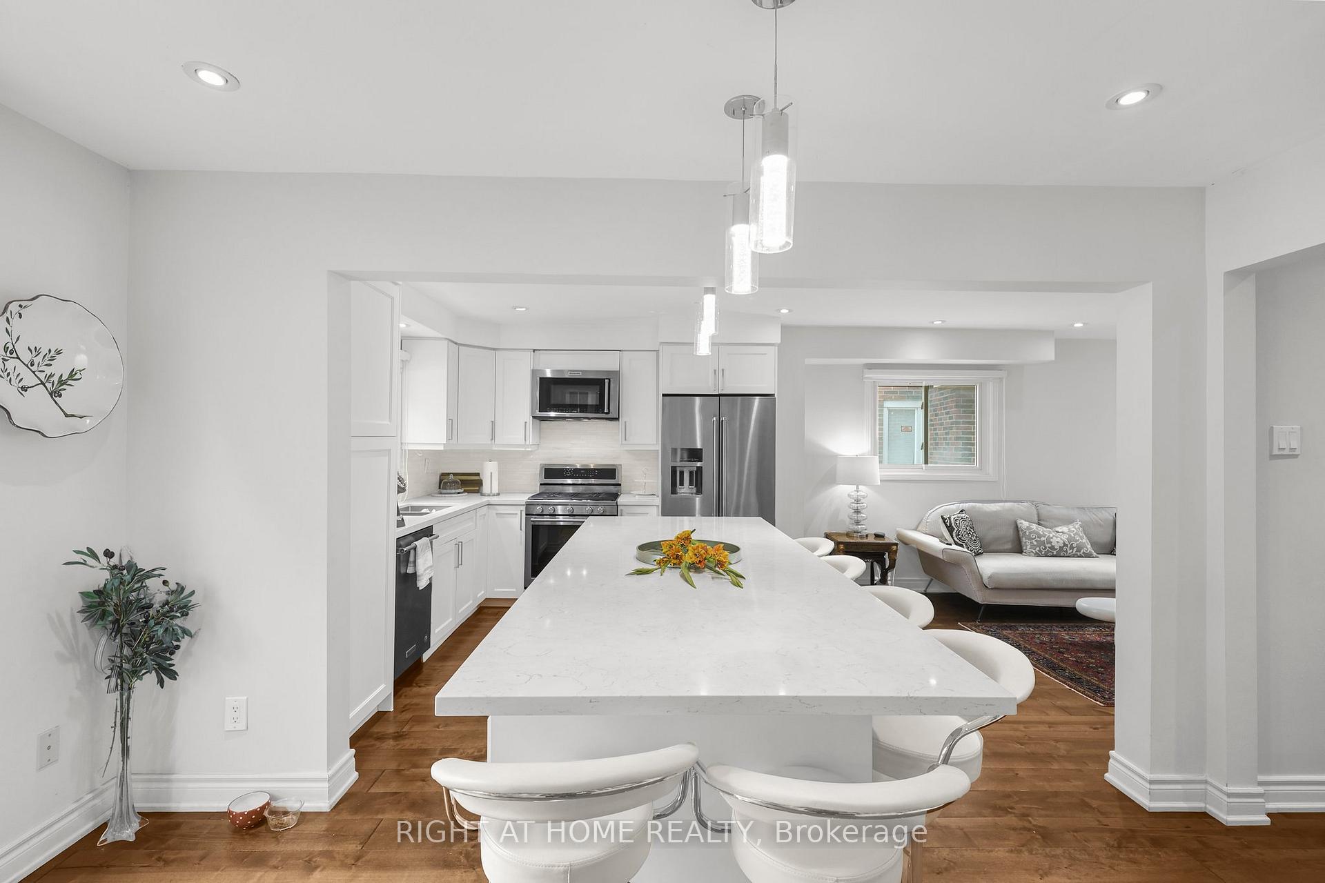 Photo 8 of 21 Spragg Circle, Markham, Markham Village — HOMEH