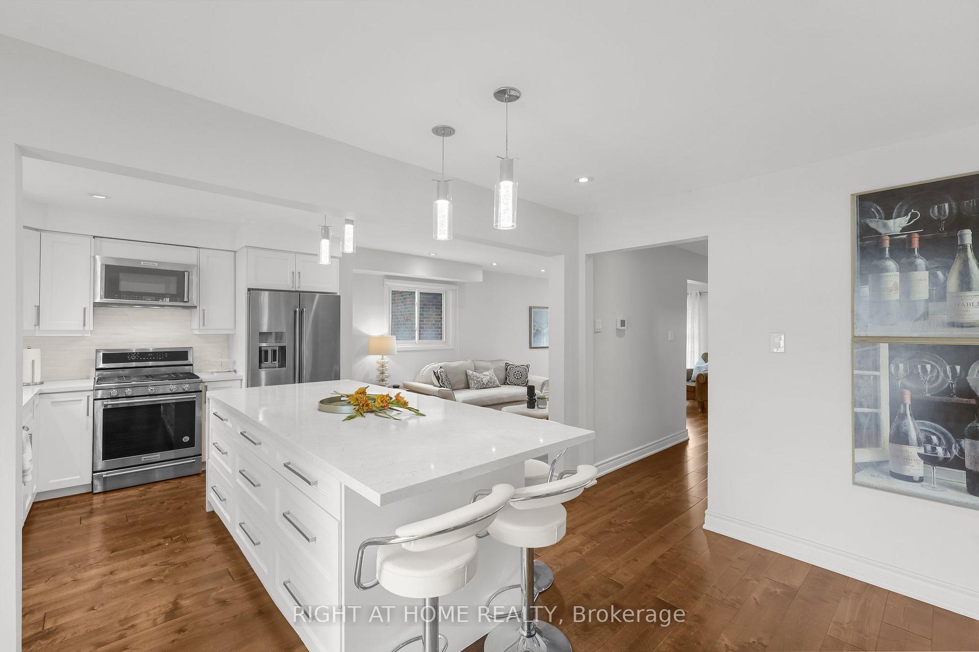 Photo 11 of 21 Spragg Circle, Markham, Markham Village — HOMEH