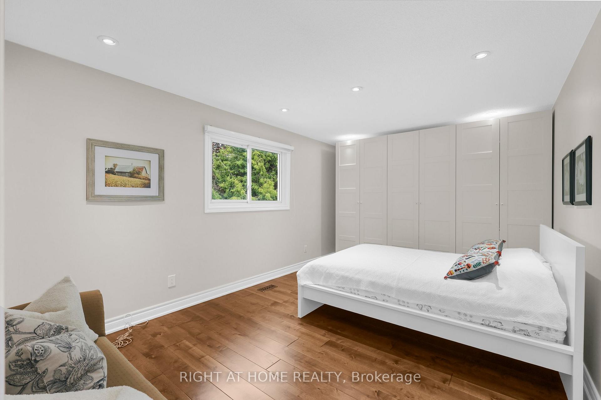 Photo 15 of 21 Spragg Circle, Markham, Markham Village — HOMEH