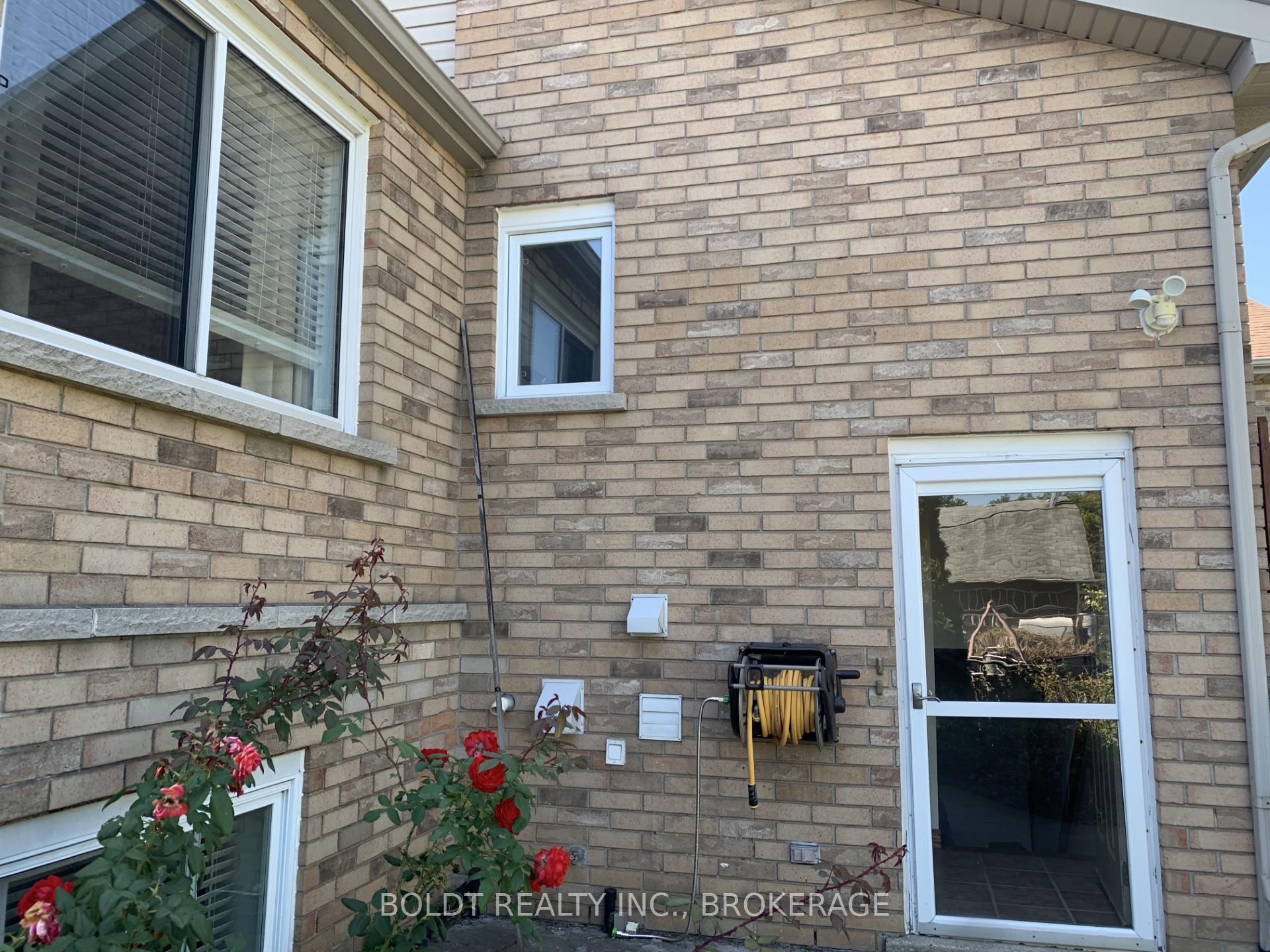 Photo 2 of 7 Gilanna Street, Hamilton, Rural Stoney Creek — HOMEH
