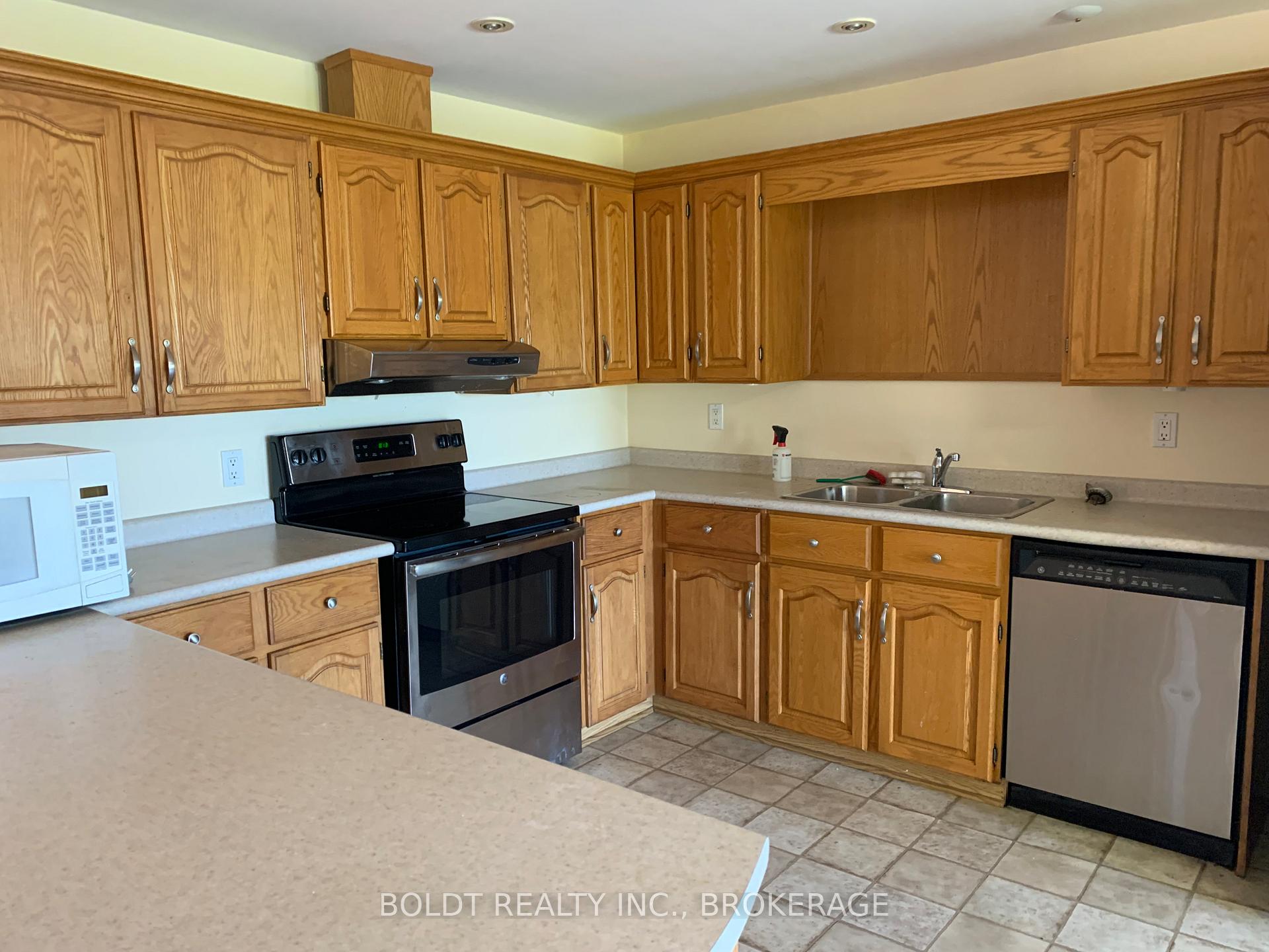 Photo 5 of 7 Gilanna Street, Hamilton, Rural Stoney Creek — HOMEH