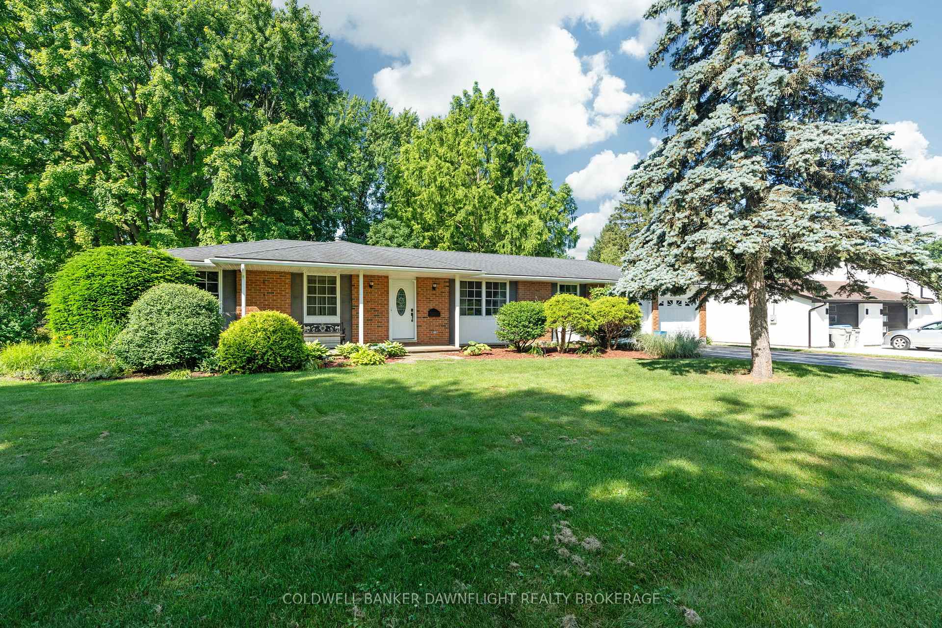 Photo 2 of 218 Oakcrest Drive, Middlesex Centre, Komoka — HOMEH