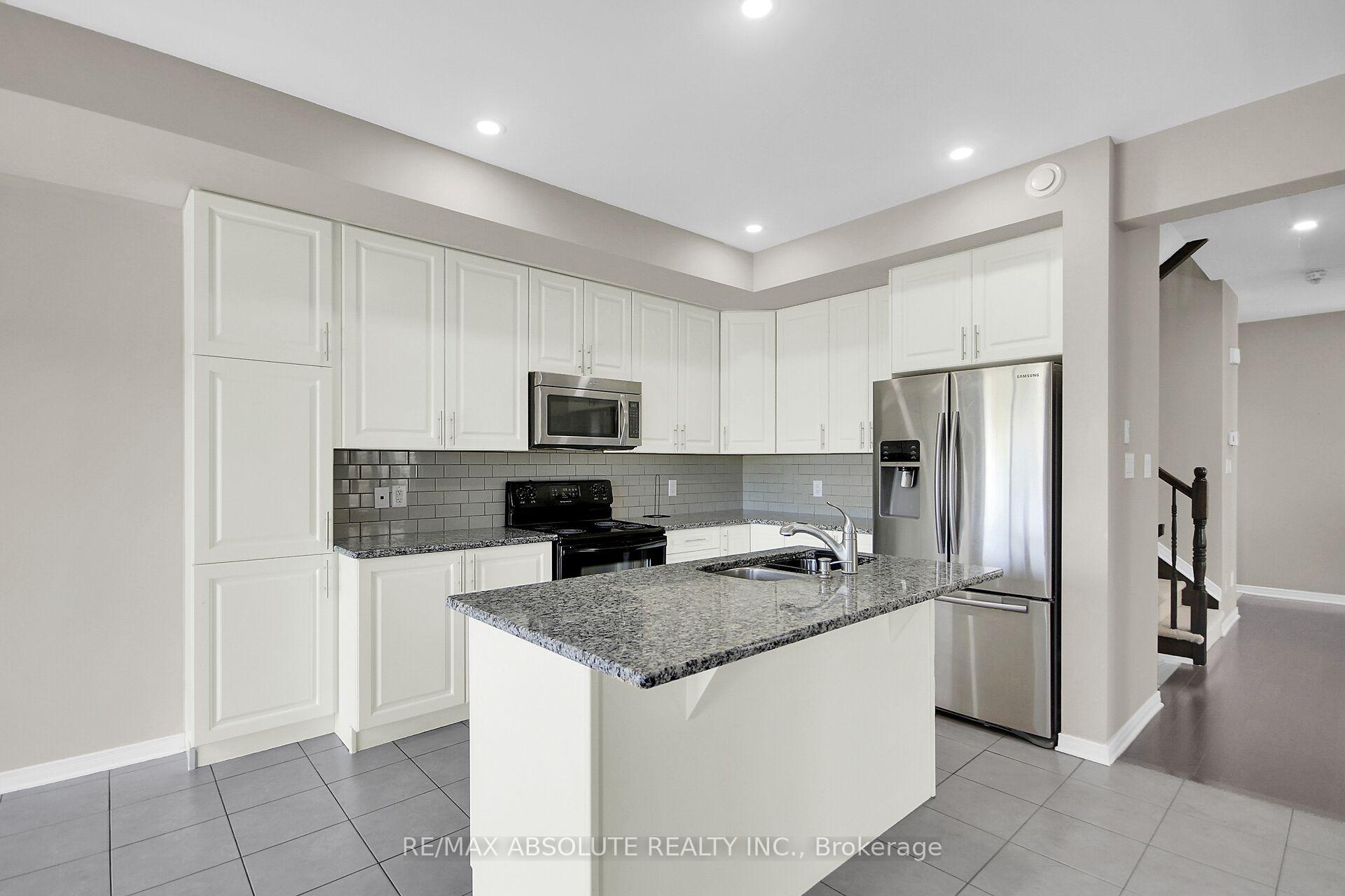 Photo 13 of 54 Tapadero Avenue, Ottawa, Kanata - Emerald Meadows/Trailwest — HOMEH
