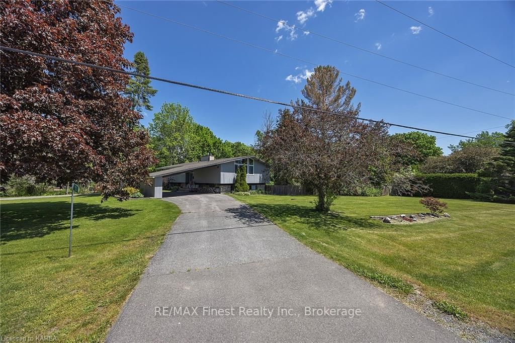 Photo 3 of 13 Edgewood Road, Loyalist, Lennox and Addington - South — HOMEH