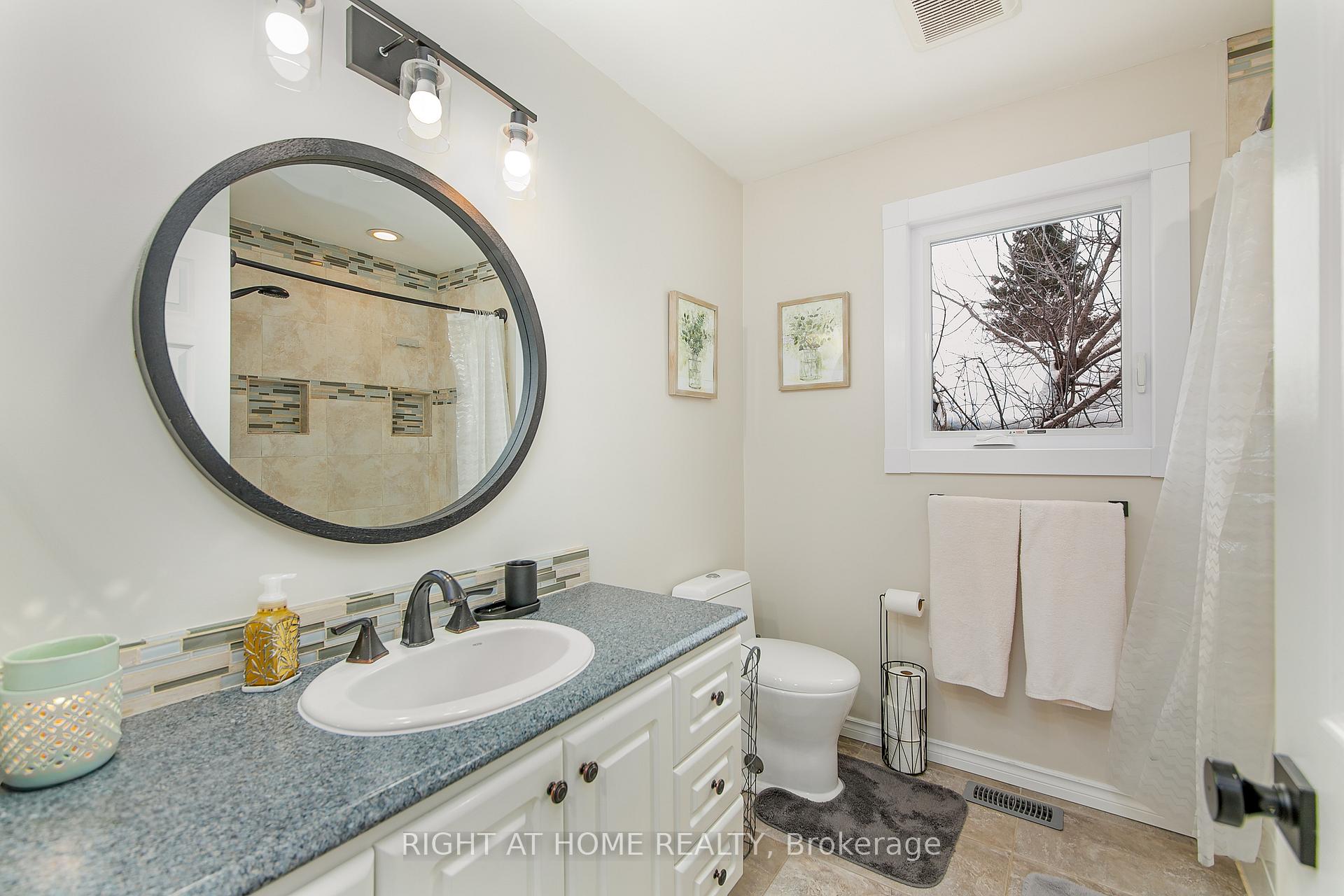 Photo 17 of 1050 Emily Street, Innisfil, Lefroy — HOMEH