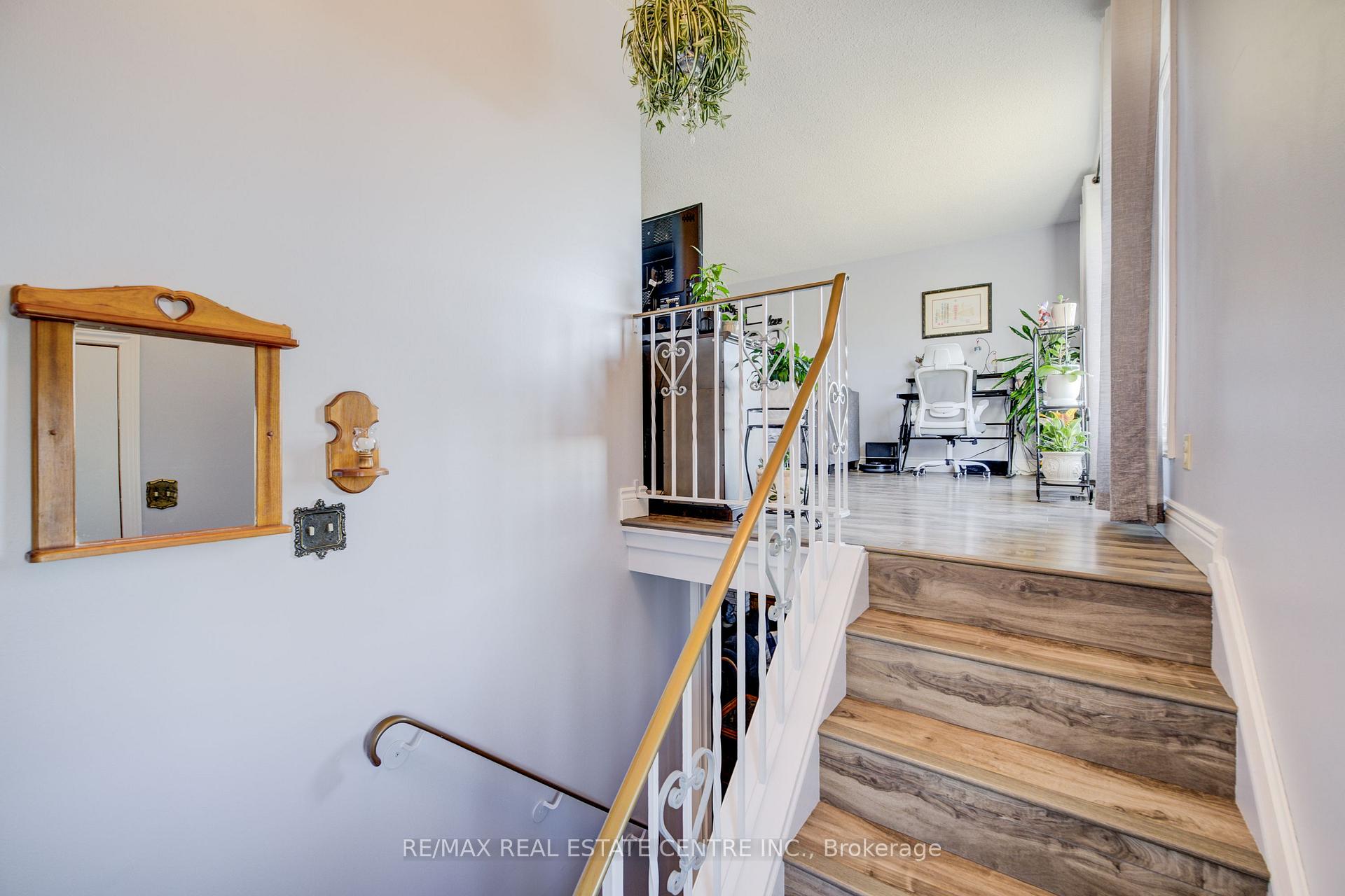 Photo 3 of 26 Cluthe Crescent E, Kitchener — HOMEH