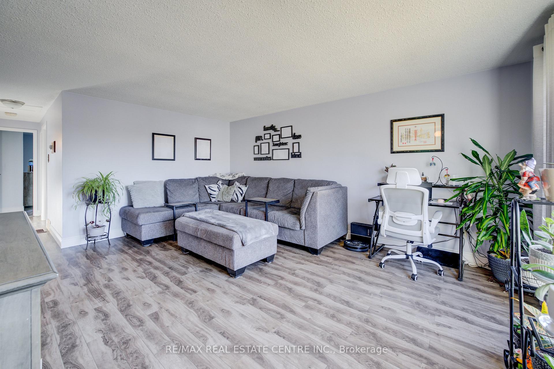 Photo 4 of 26 Cluthe Crescent E, Kitchener — HOMEH