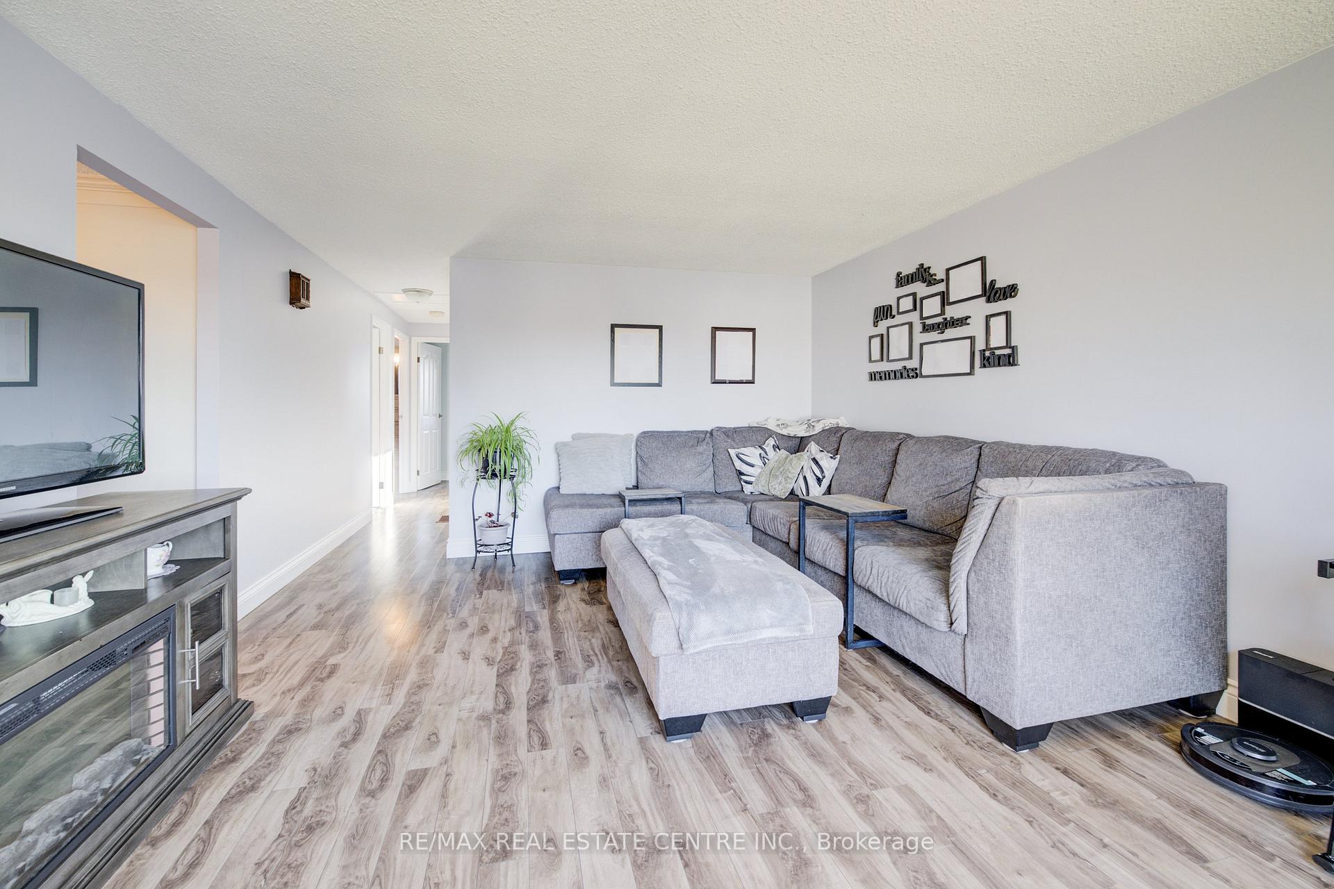 Photo 5 of 26 Cluthe Crescent E, Kitchener — HOMEH