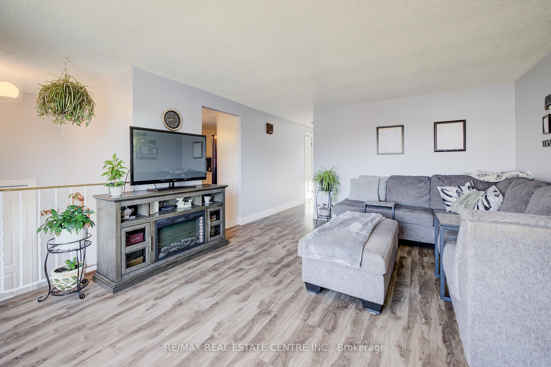 Photo 6 of 26 Cluthe Crescent E, Kitchener — HOMEH