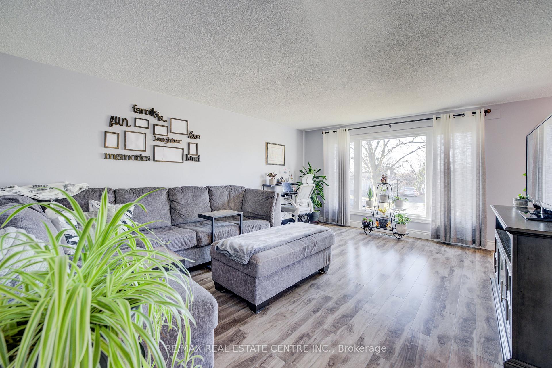 Photo 7 of 26 Cluthe Crescent E, Kitchener — HOMEH