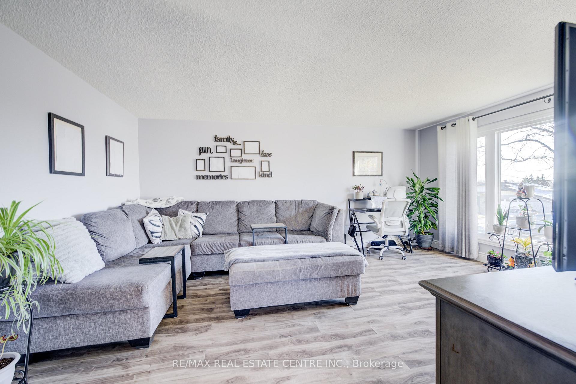 Photo 8 of 26 Cluthe Crescent E, Kitchener — HOMEH