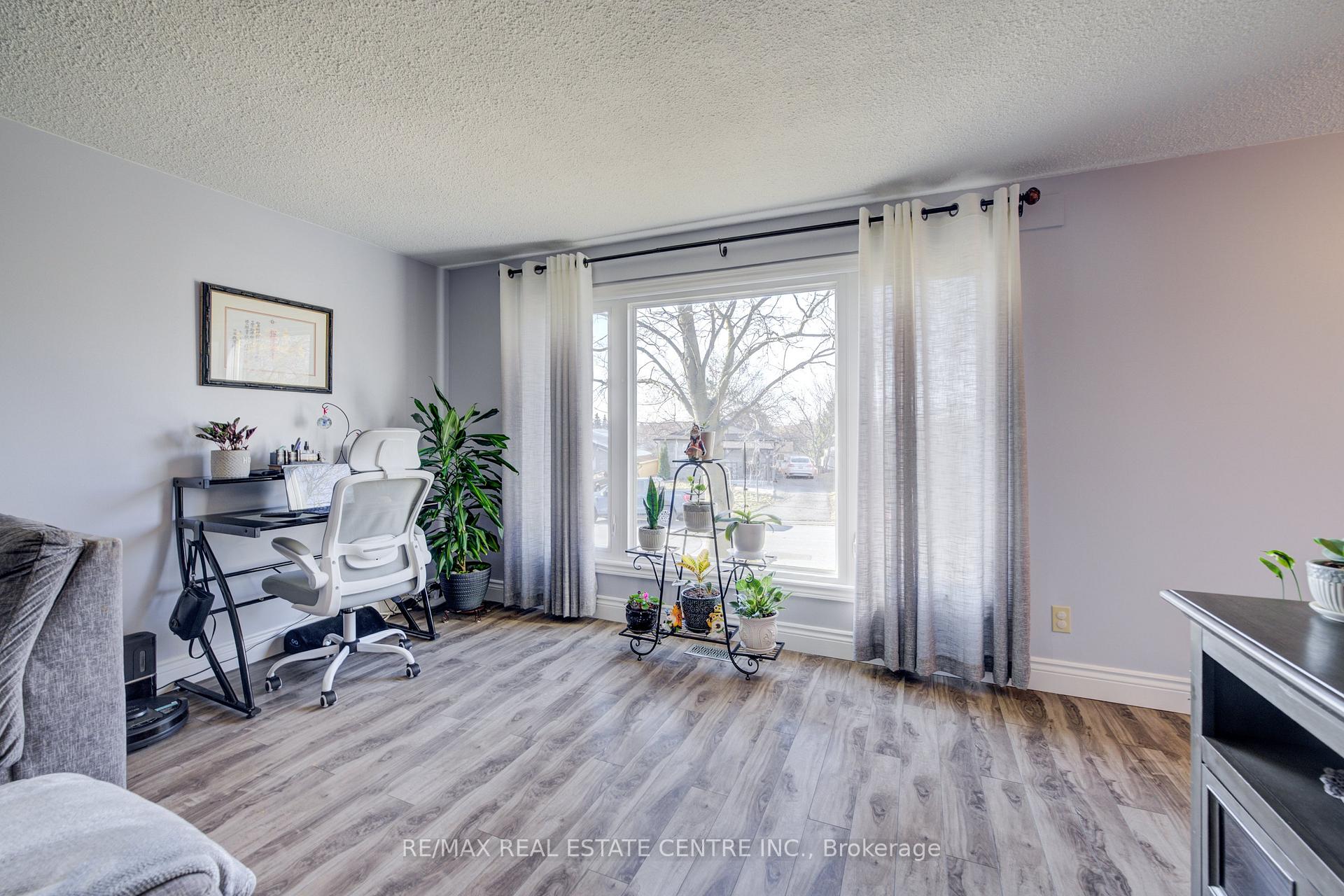 Photo 9 of 26 Cluthe Crescent E, Kitchener — HOMEH