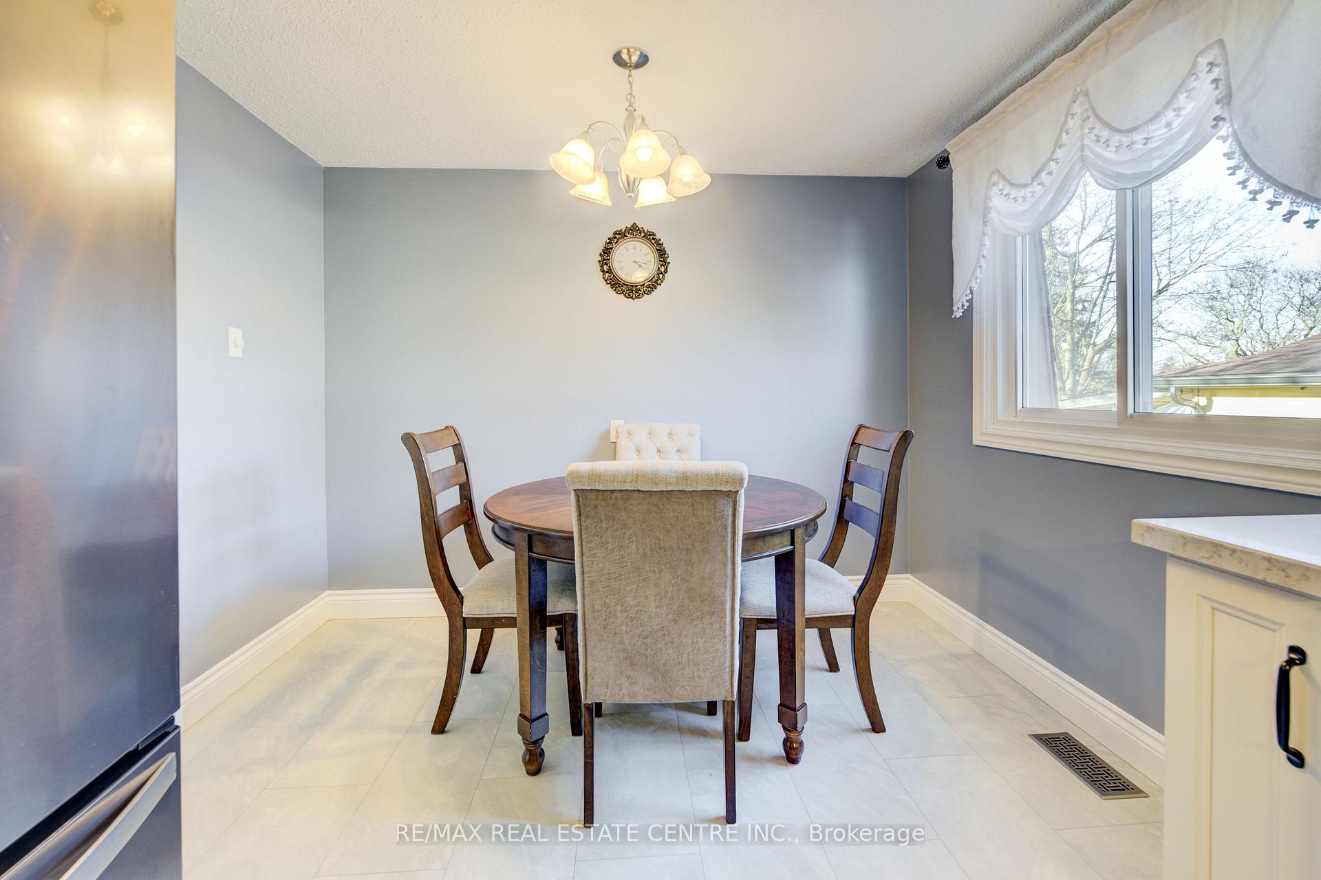 Photo 11 of 26 Cluthe Crescent E, Kitchener — HOMEH
