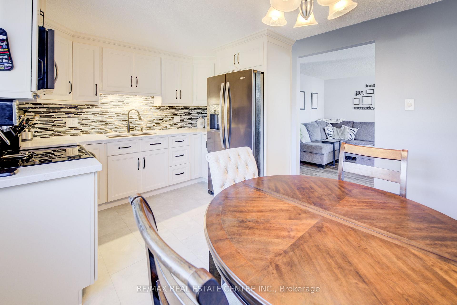 Photo 12 of 26 Cluthe Crescent E, Kitchener — HOMEH