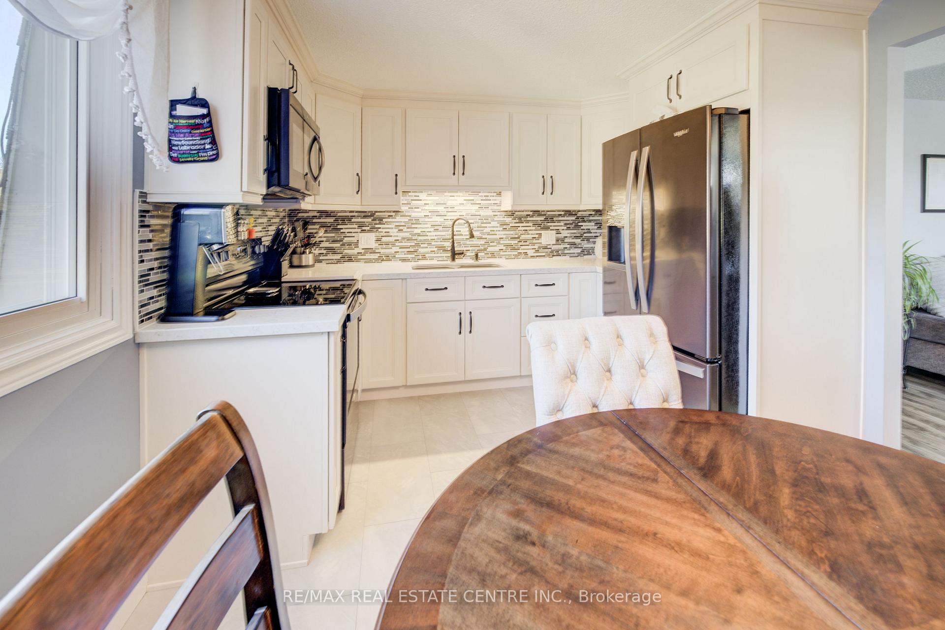 Photo 13 of 26 Cluthe Crescent E, Kitchener — HOMEH