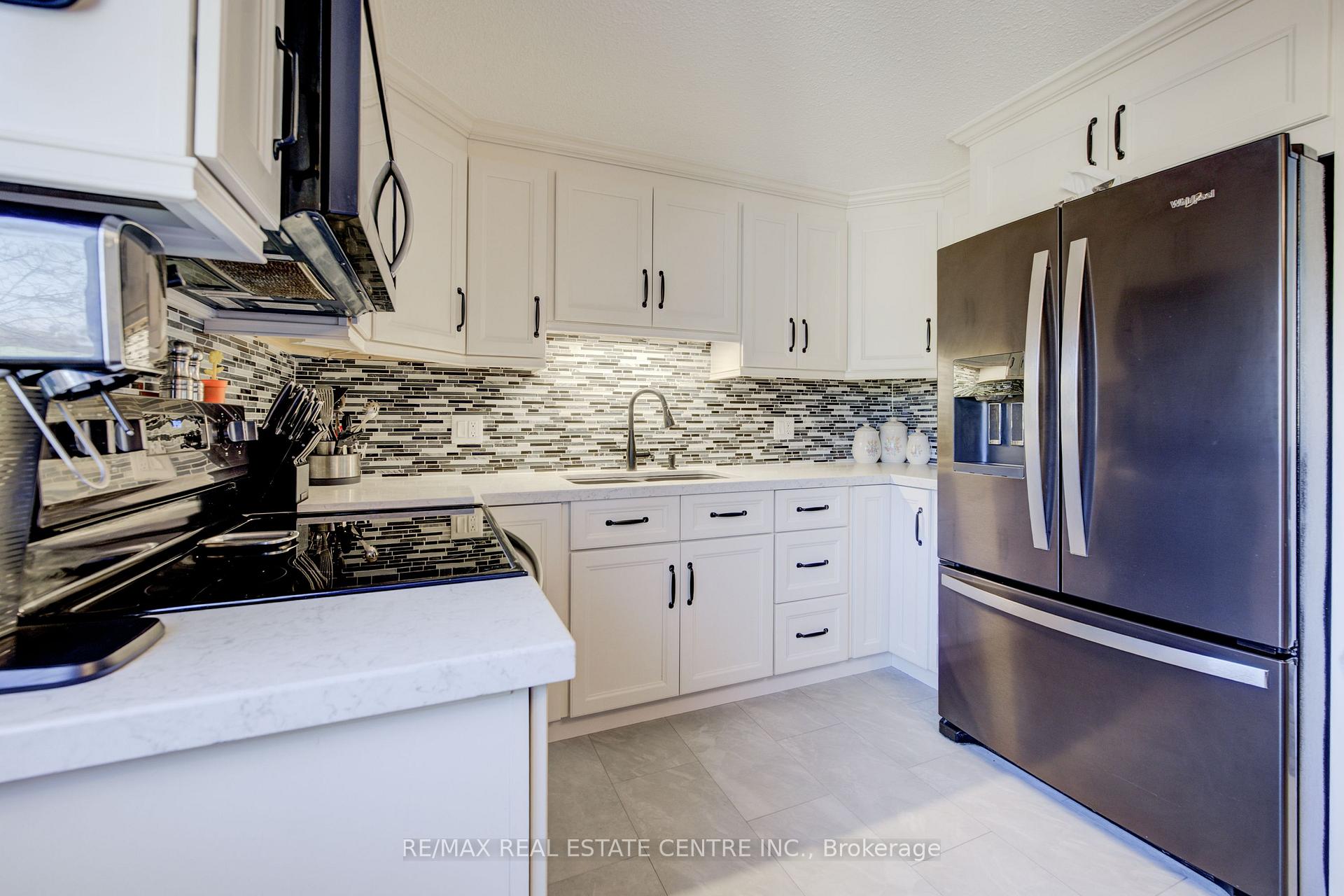 Photo 14 of 26 Cluthe Crescent E, Kitchener — HOMEH