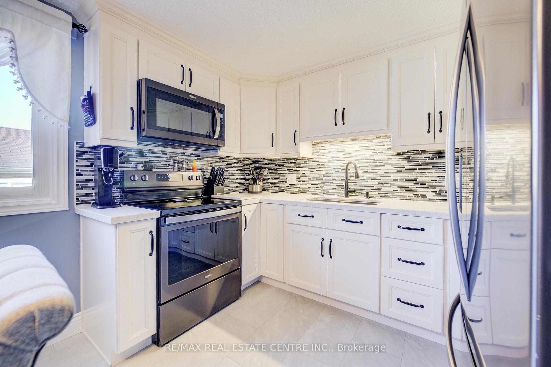 Photo 16 of 26 Cluthe Crescent E, Kitchener — HOMEH