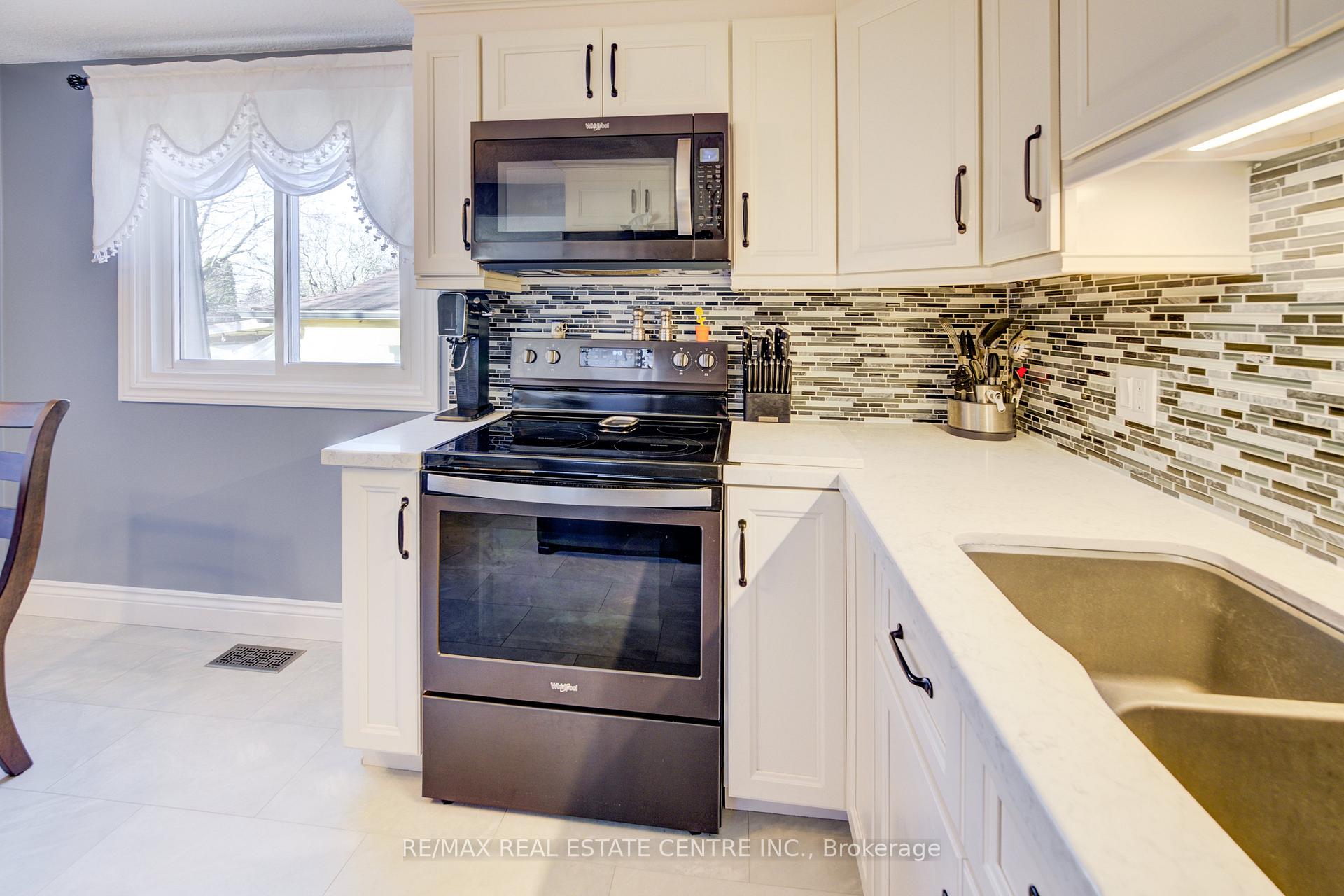 Photo 17 of 26 Cluthe Crescent E, Kitchener — HOMEH