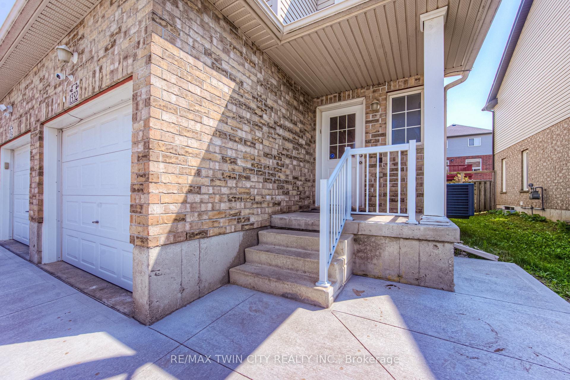 Photo 4 of 1332 Countrystone Drive, Kitchener, Highland West — HOMEH