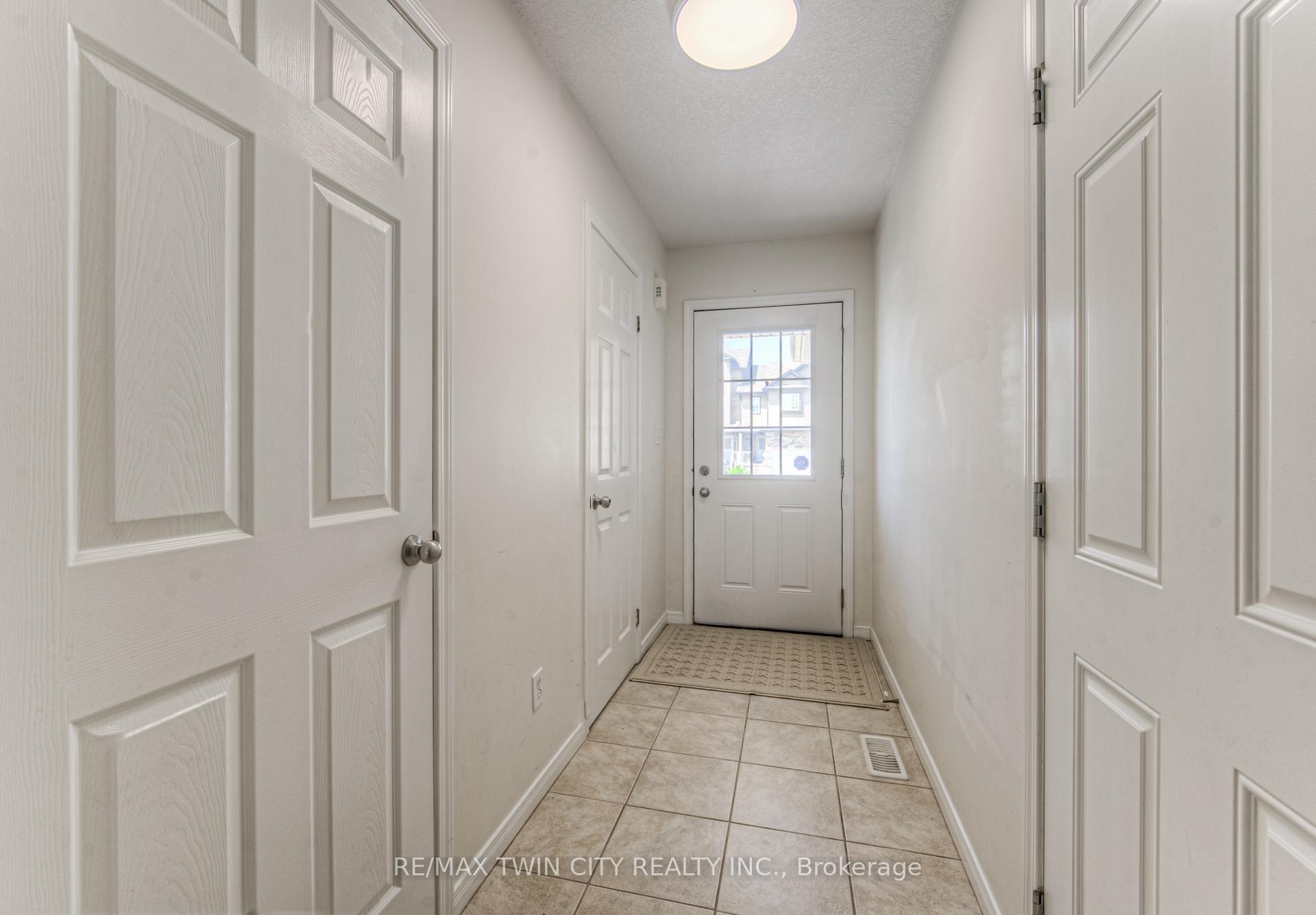 Photo 5 of 1332 Countrystone Drive, Kitchener, Highland West — HOMEH