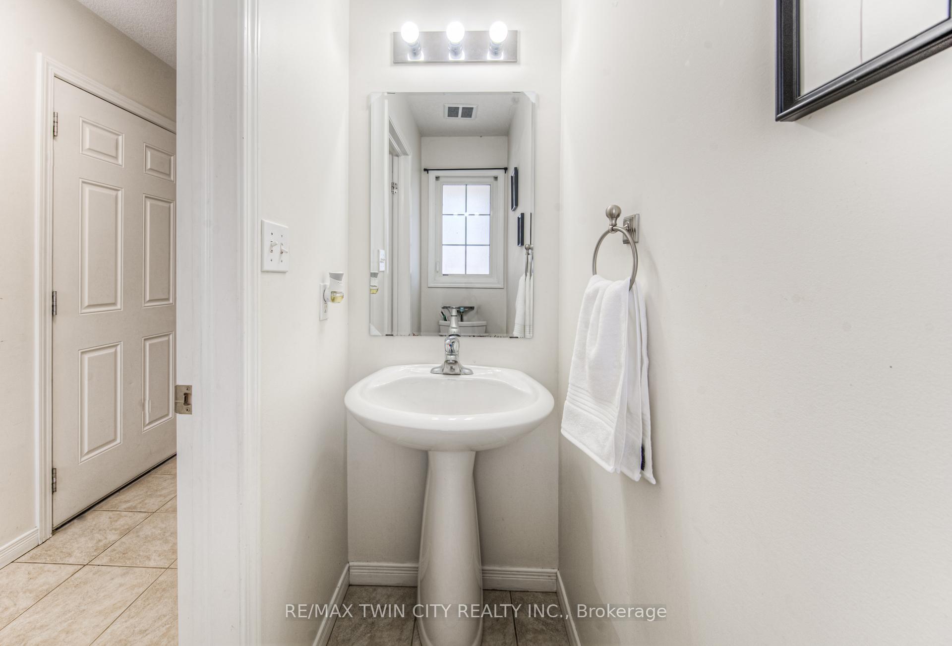 Photo 12 of 1332 Countrystone Drive, Kitchener, Highland West — HOMEH