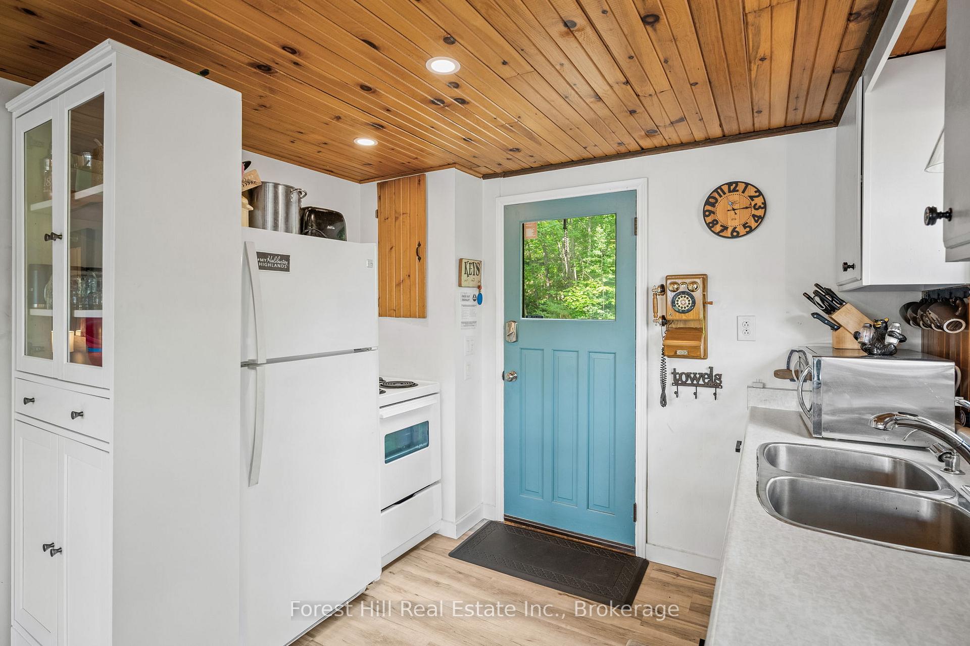 Photo 14 of 1099 Bracken Trail, Minden Hills, Lutterworth — HOMEH
