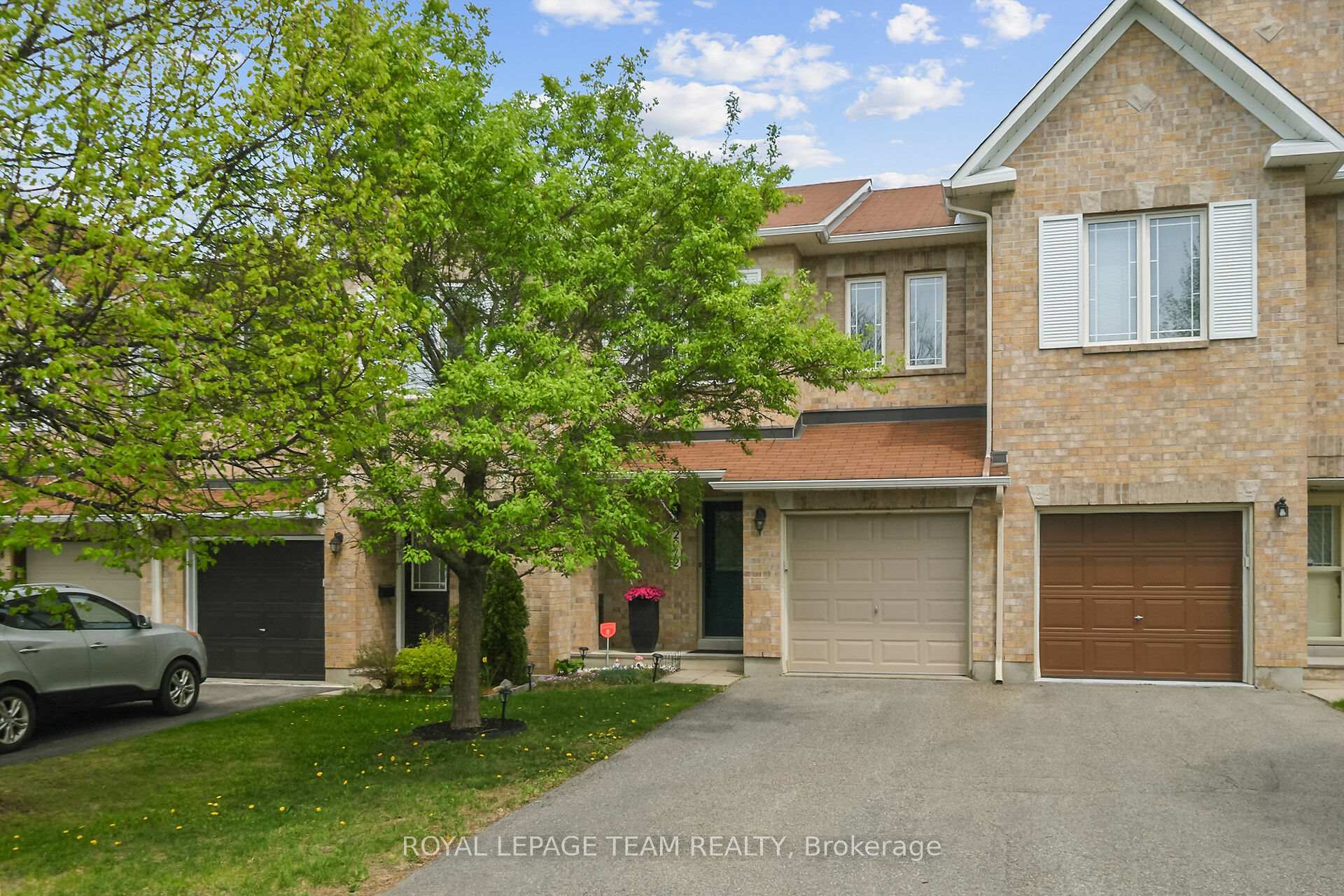 Front of 2072 Dunollie Crescent