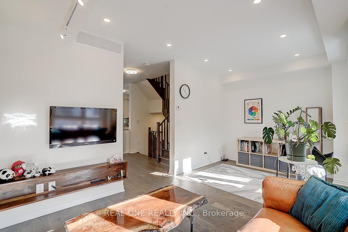 Photo 9 of 72 Chicago Lane, Markham, Wismer — HOMEH