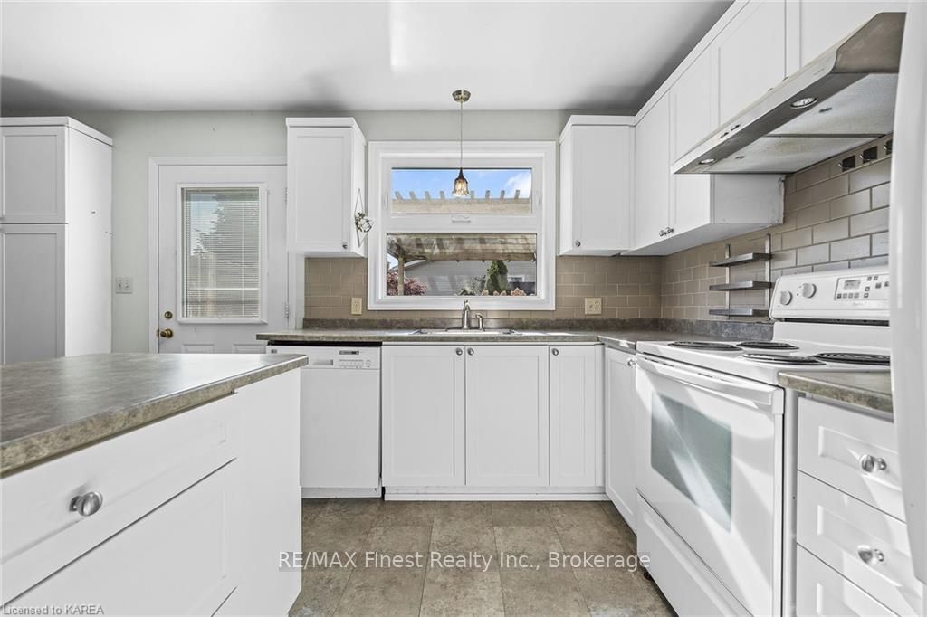 Photo 11 of 60 Mckeown Crescent, Loyalist, Amherstview — HOMEH