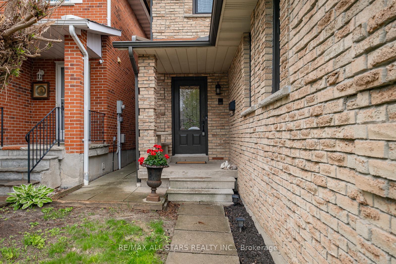 Photo 3 of 164 Major Buttons Drive, Markham, Sherwood-Amberglen — HOMEH
