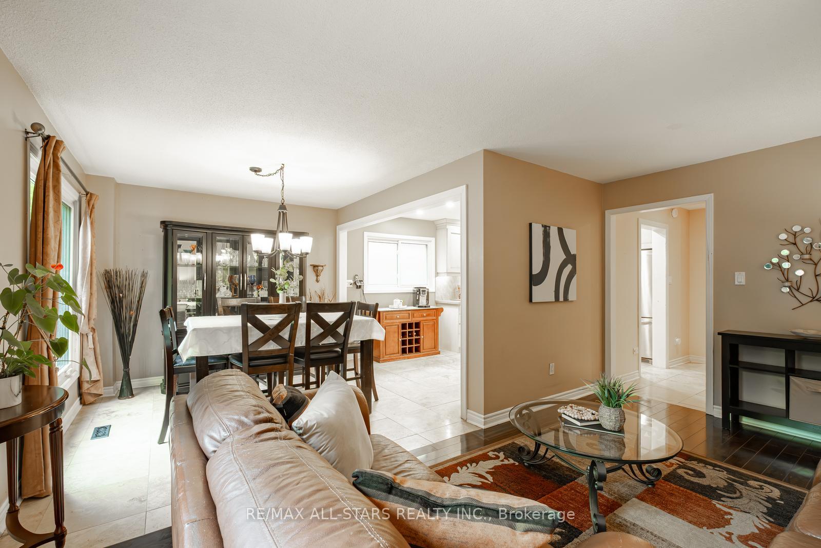 Photo 8 of 164 Major Buttons Drive, Markham, Sherwood-Amberglen — HOMEH