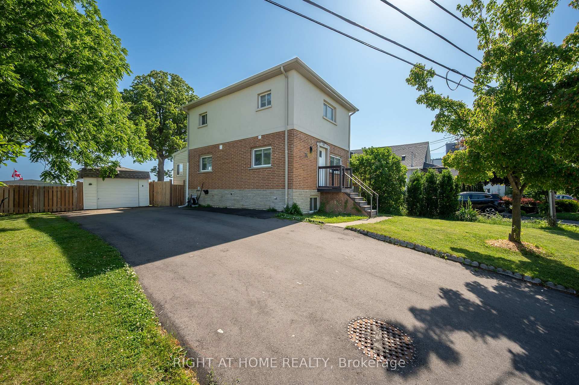Photo 2 of 74 Seabreeze Crescent, Hamilton, Lakeshore — HOMEH
