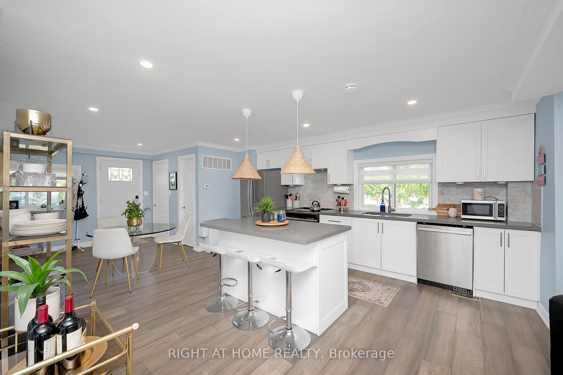Photo 8 of 74 Seabreeze Crescent, Hamilton, Lakeshore — HOMEH